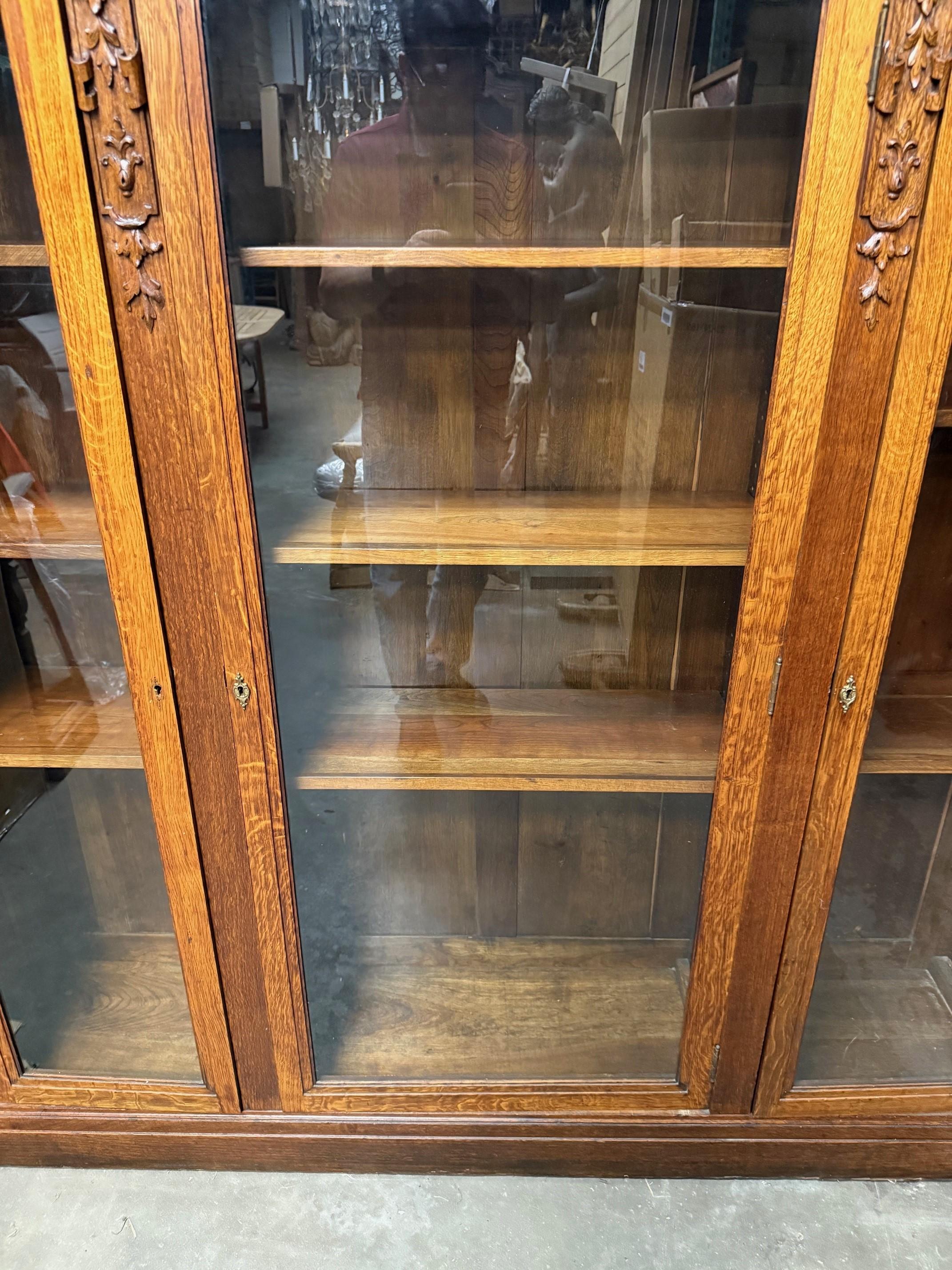 Ancienne bibliothèque à trois portes en Oak Oak sculpté et vitré en vente 10