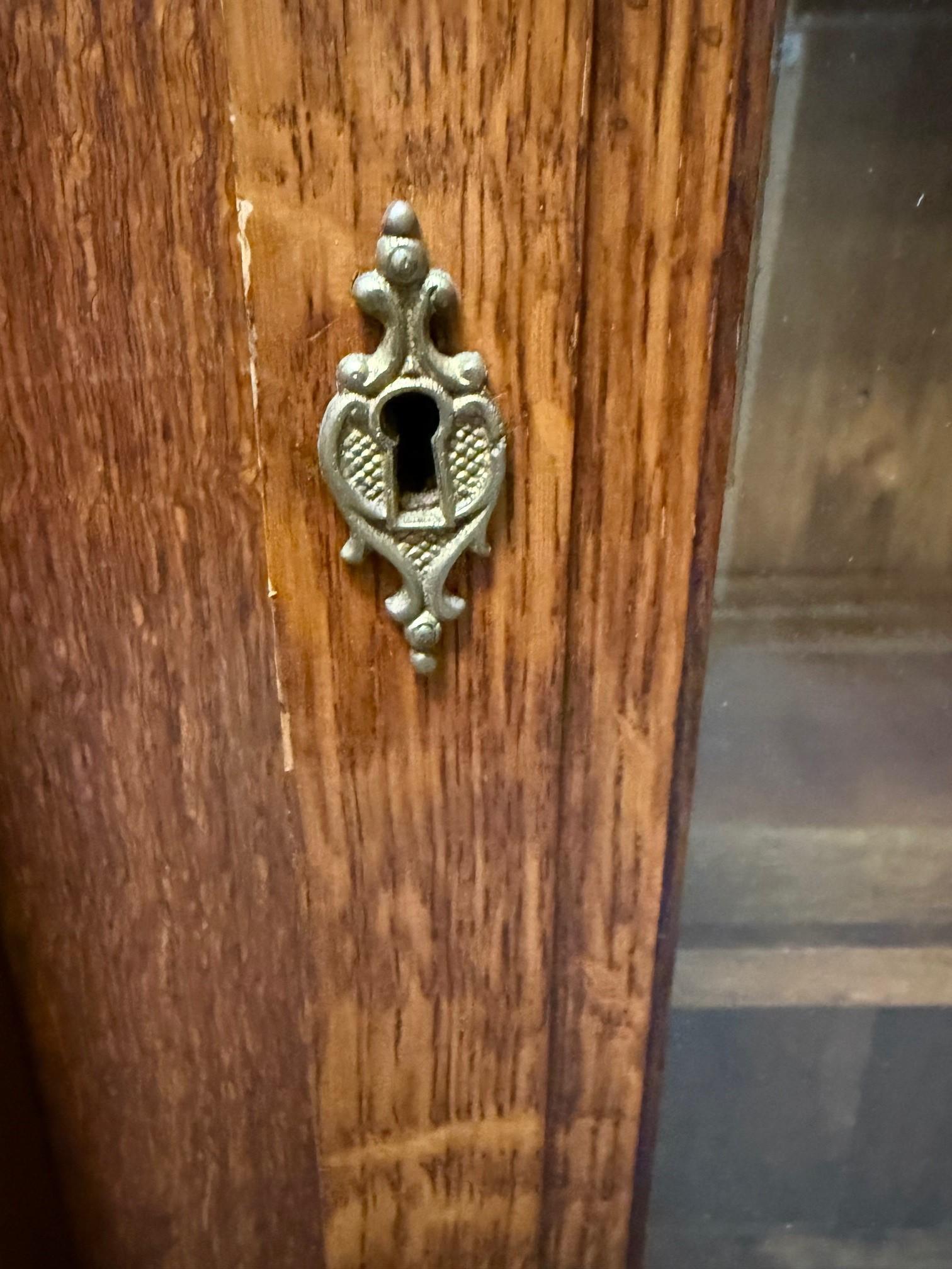 Ancienne bibliothèque à trois portes en Oak Oak sculpté et vitré en vente 12