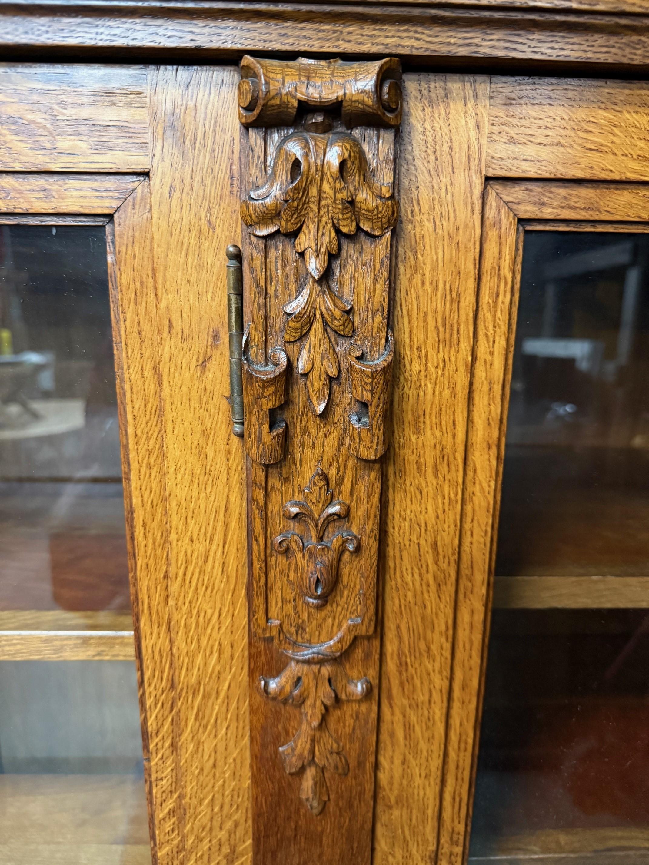 Ancienne bibliothèque à trois portes en Oak Oak sculpté et vitré en vente 13