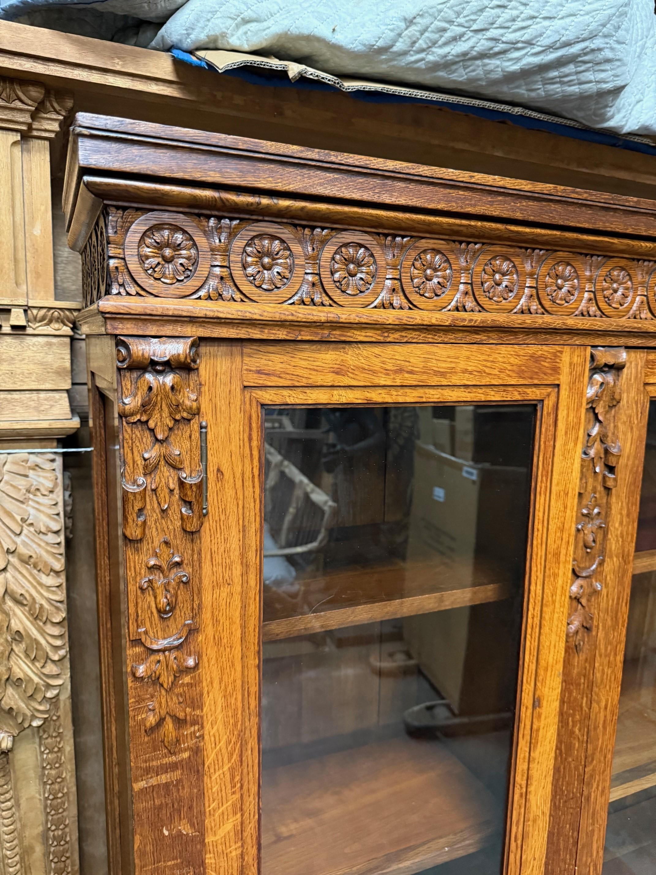 Américain Ancienne bibliothèque à trois portes en Oak Oak sculpté et vitré en vente