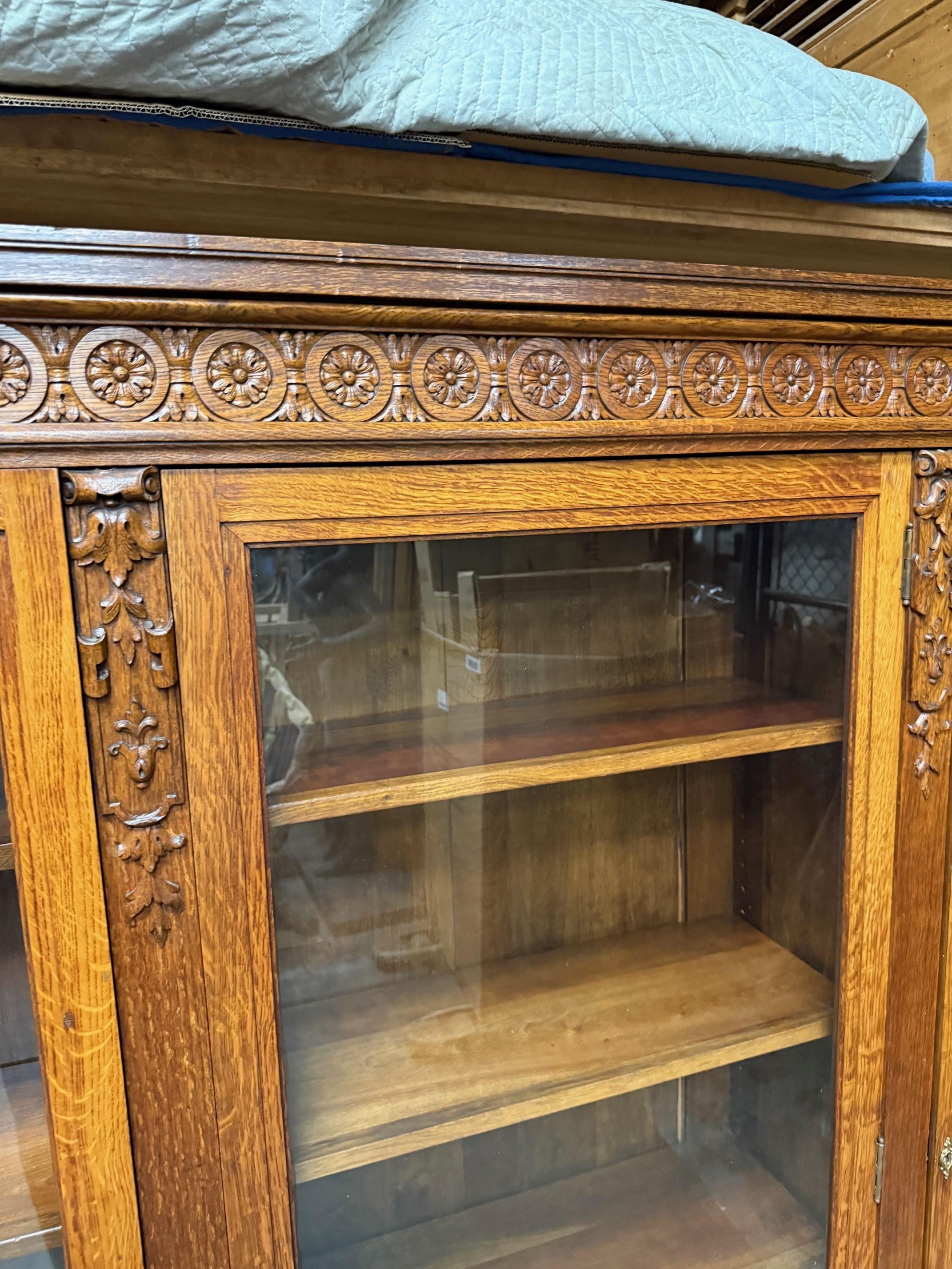 Sculpté Ancienne bibliothèque à trois portes en Oak Oak sculpté et vitré en vente