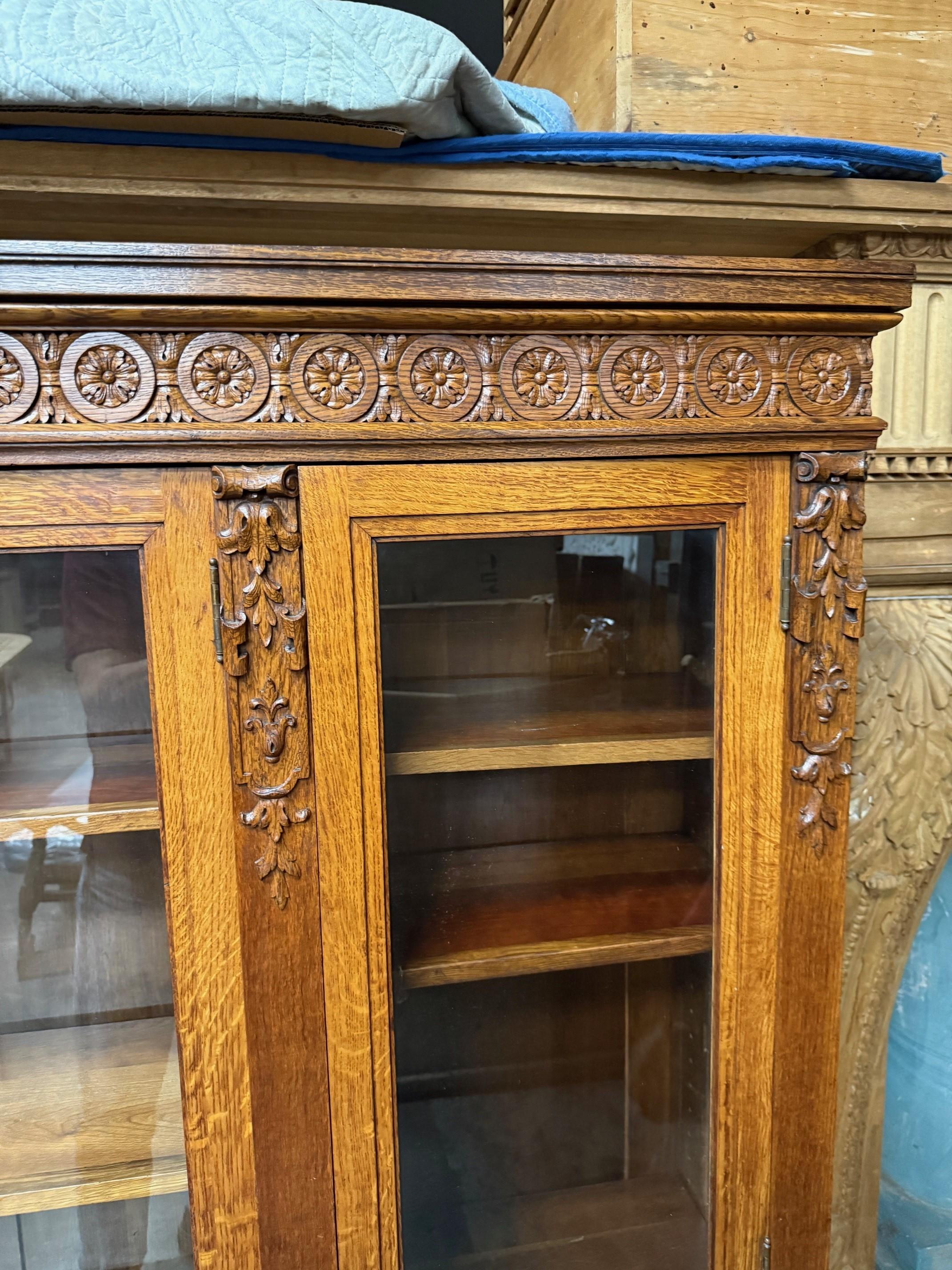Ancienne bibliothèque à trois portes en Oak Oak sculpté et vitré Bon état - En vente à Stamford, CT