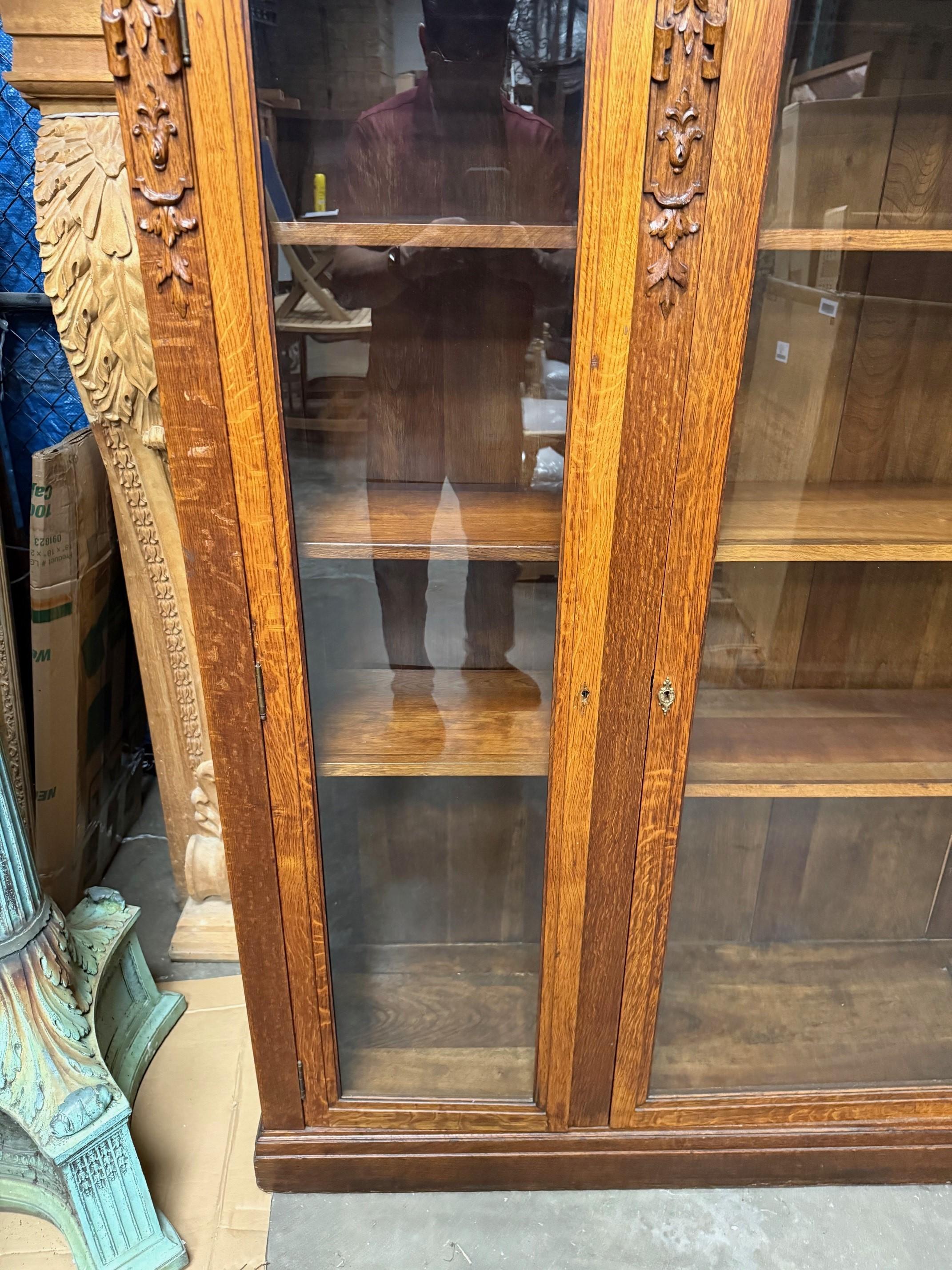20ième siècle Ancienne bibliothèque à trois portes en Oak Oak sculpté et vitré en vente