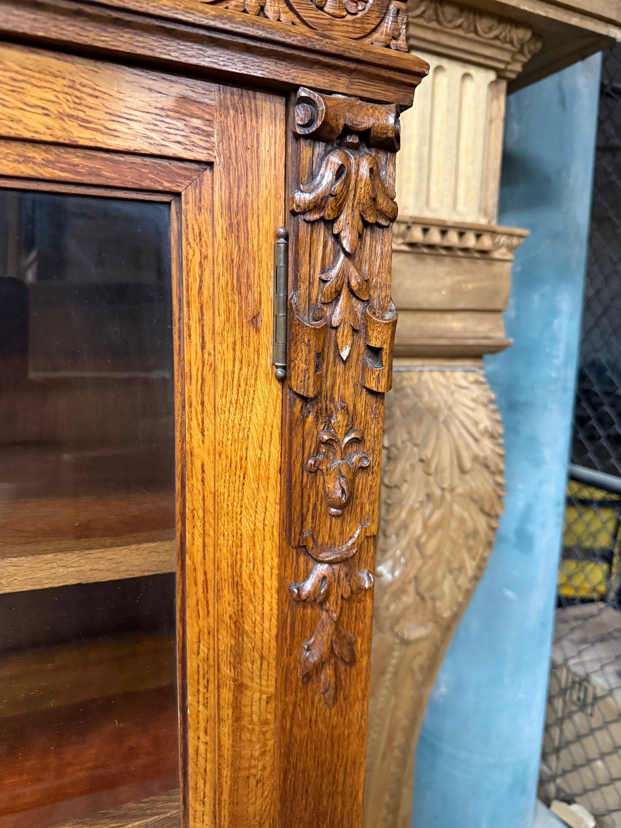 Verre Ancienne bibliothèque à trois portes en Oak Oak sculpté et vitré en vente