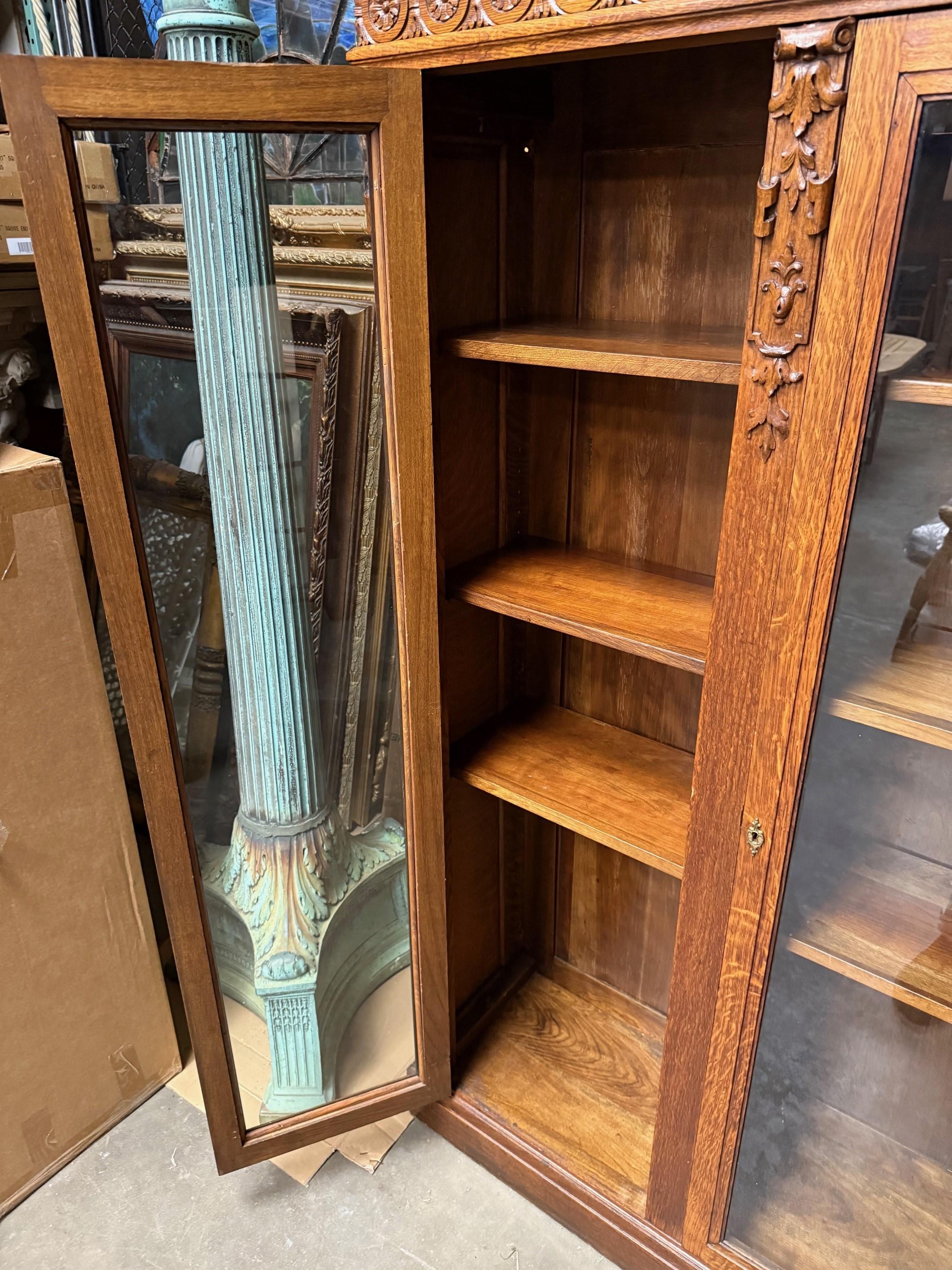 Ancienne bibliothèque à trois portes en Oak Oak sculpté et vitré en vente 1