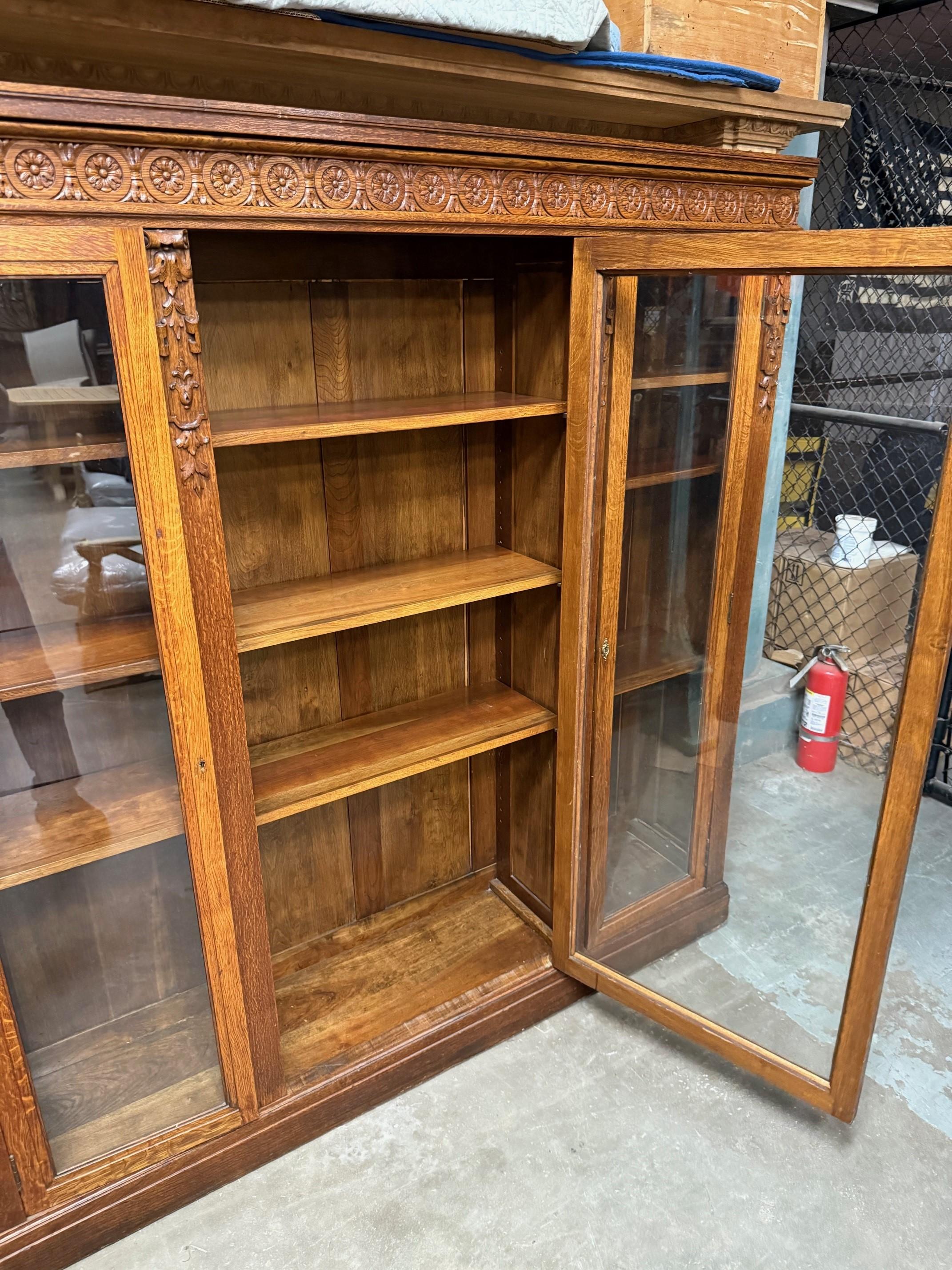 Ancienne bibliothèque à trois portes en Oak Oak sculpté et vitré en vente 2