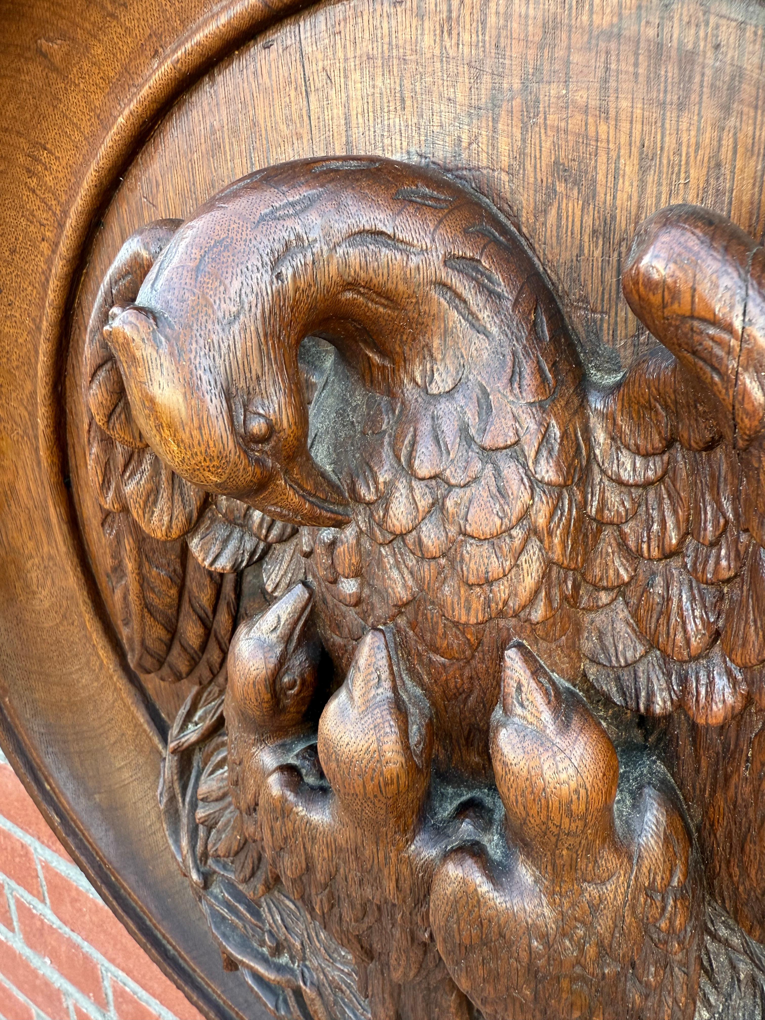 Antique Carved Oak Gothic Art Round Panel of Feeding Pelican as Symbol of Christ In Good Condition For Sale In Lisse, NL