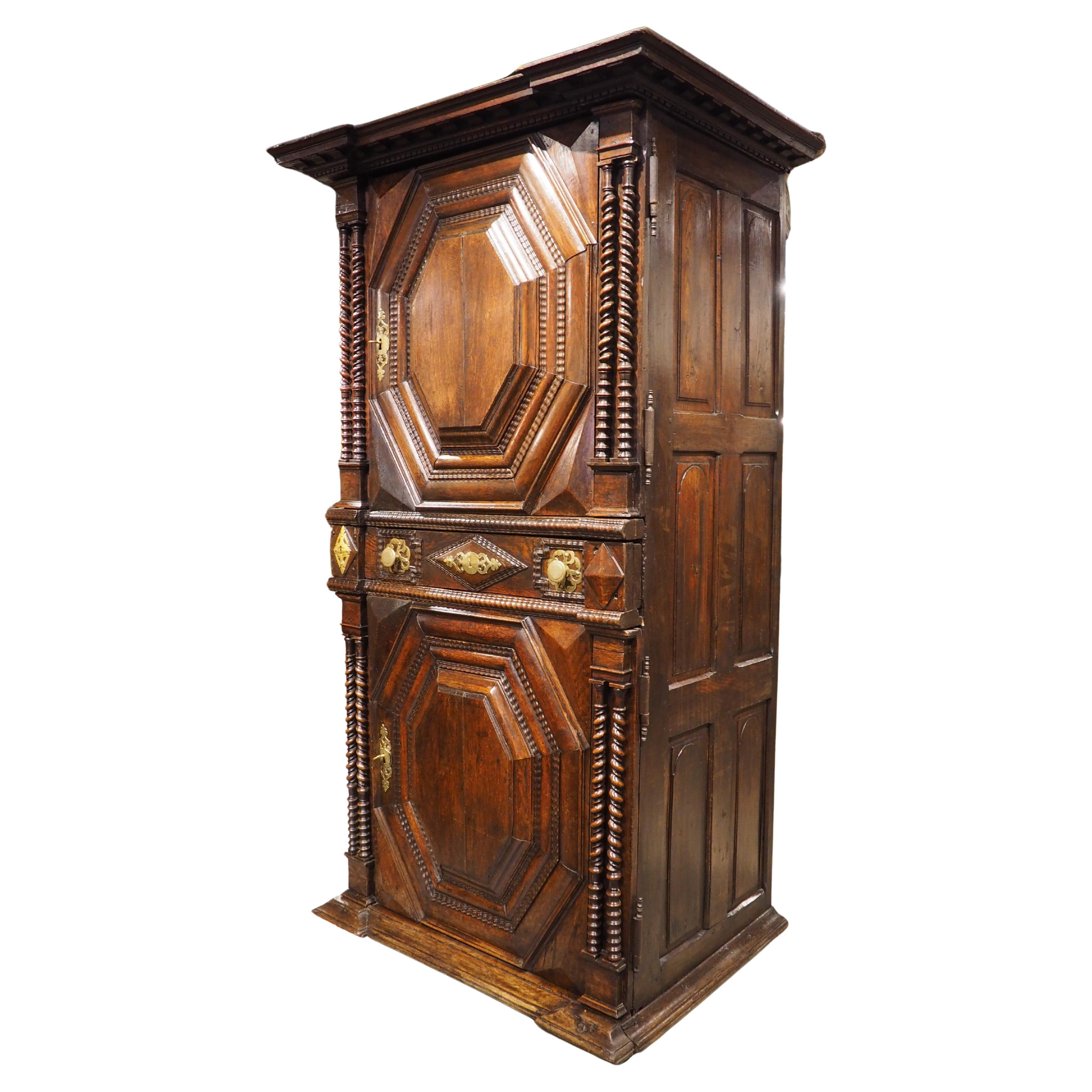 Ancienne armoire malouine en chêne sculpté Homme Debout de St. Malo, France, C.C. 1700