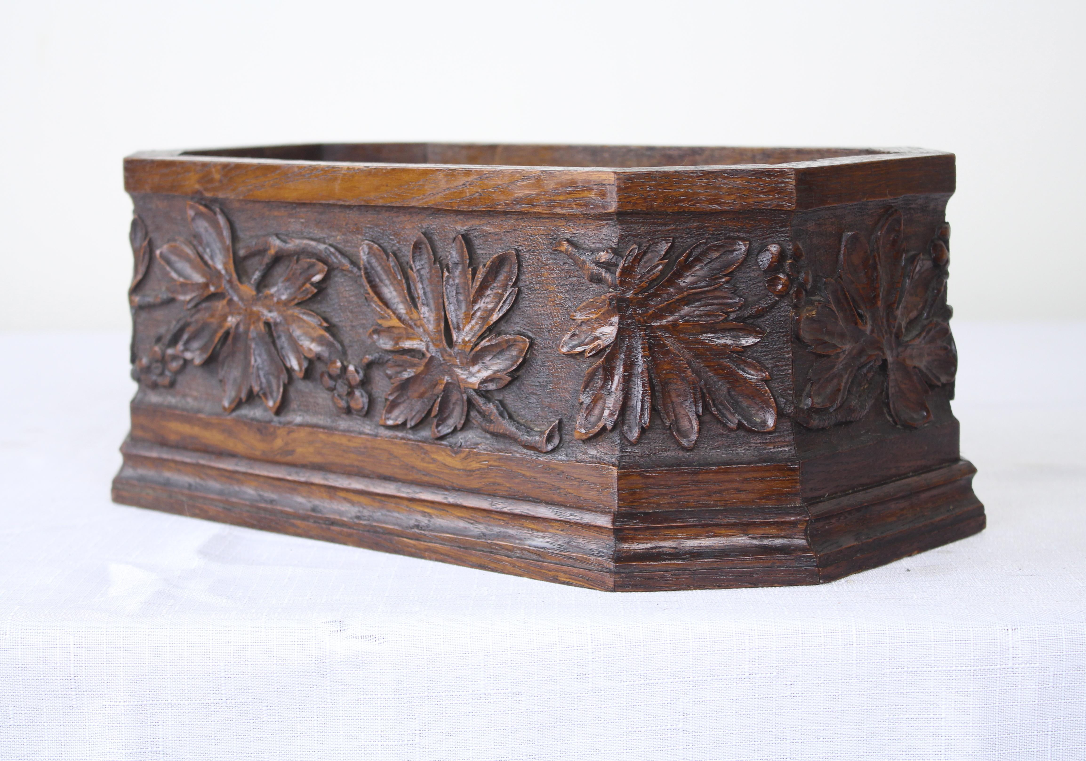 Antique Carved Oak Open Top Box or Planter In Good Condition For Sale In Port Chester, NY