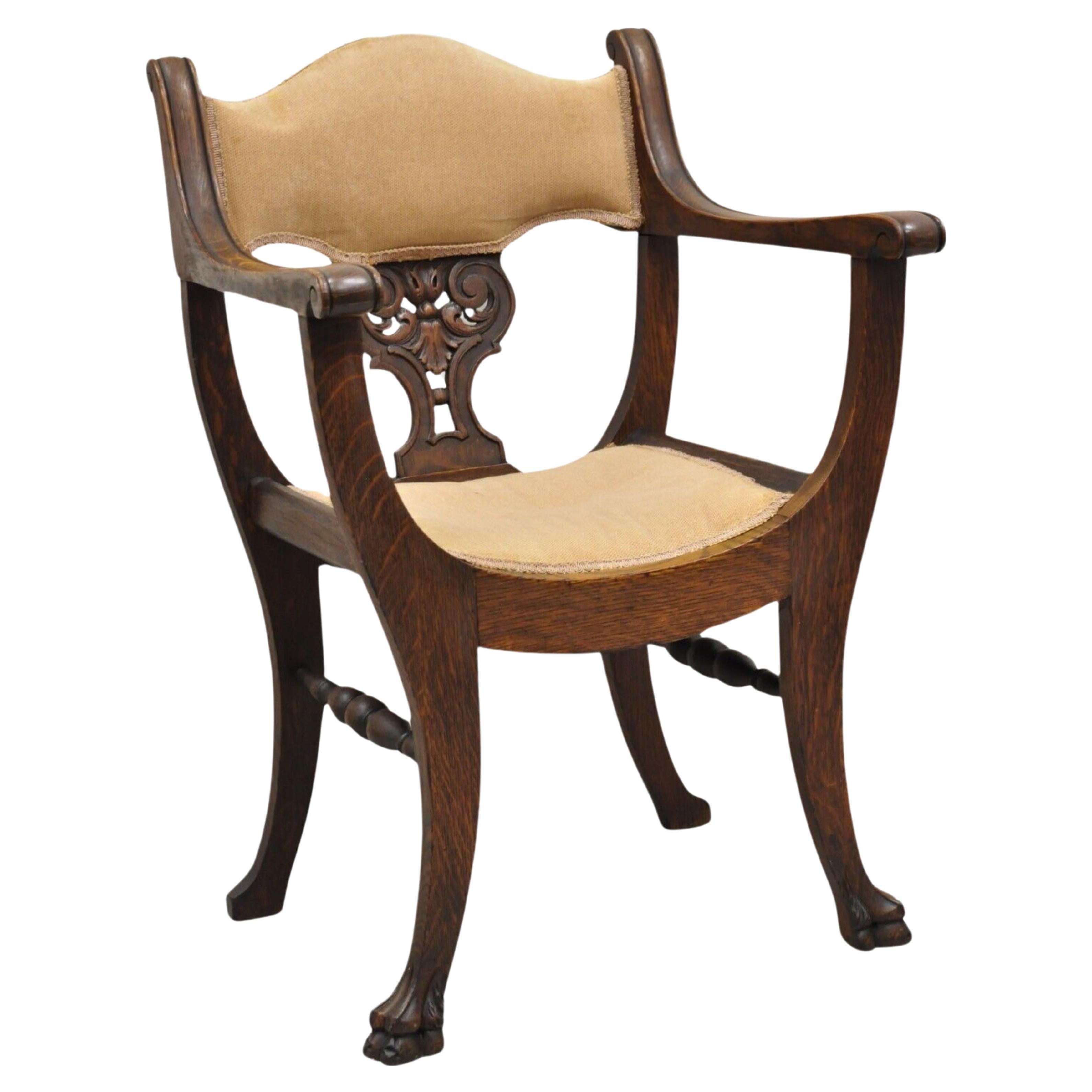 Antique Chaise à accoudoirs en chêne sculpté de style Revive, Curule à pattes de pattes de pattes.