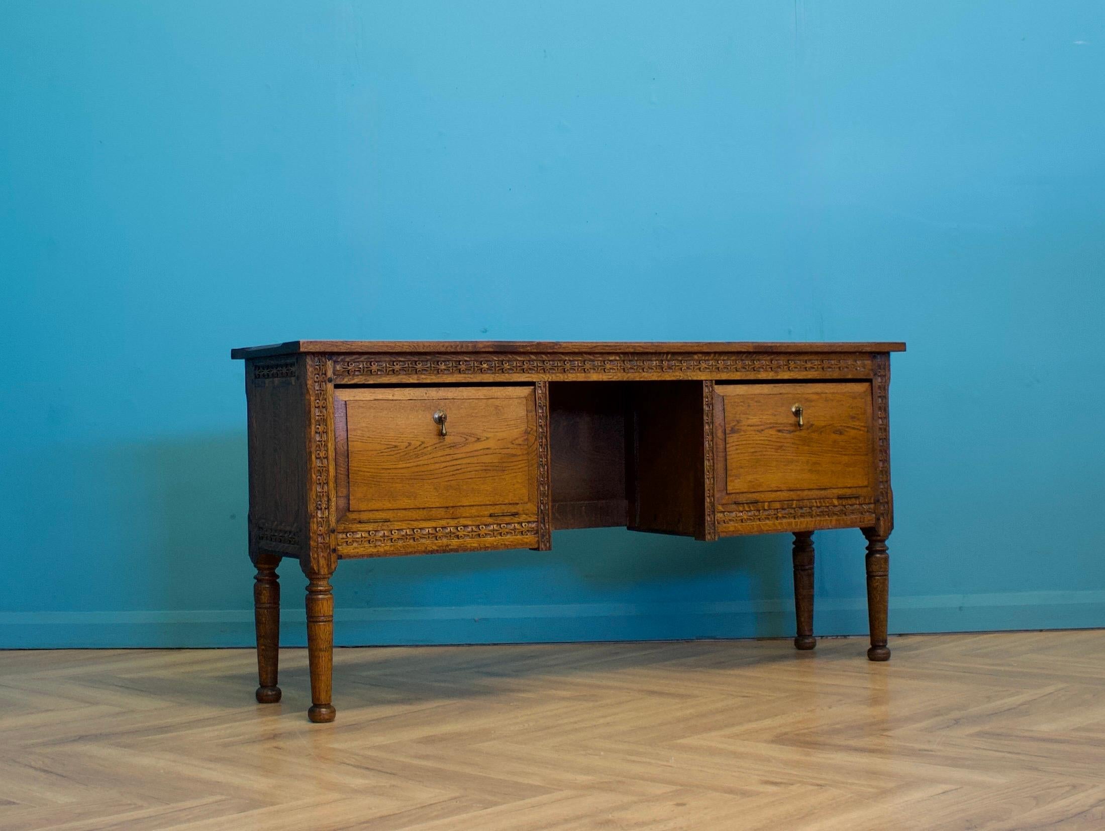 Britannique Antique Carved Oak Side Table or Sideboard, 19th Century en vente