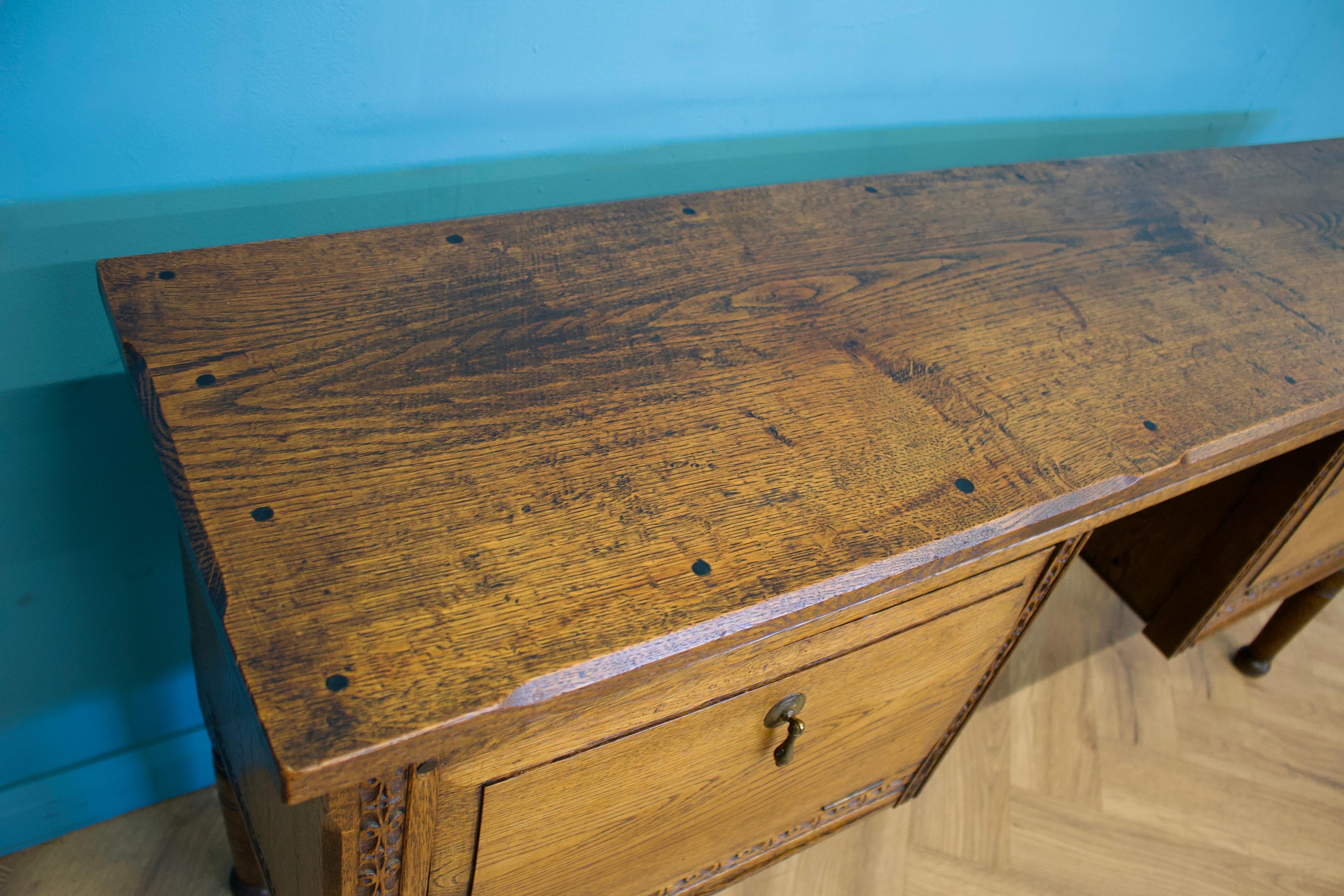 Travail du bois Antique Carved Oak Side Table or Sideboard, 19th Century en vente