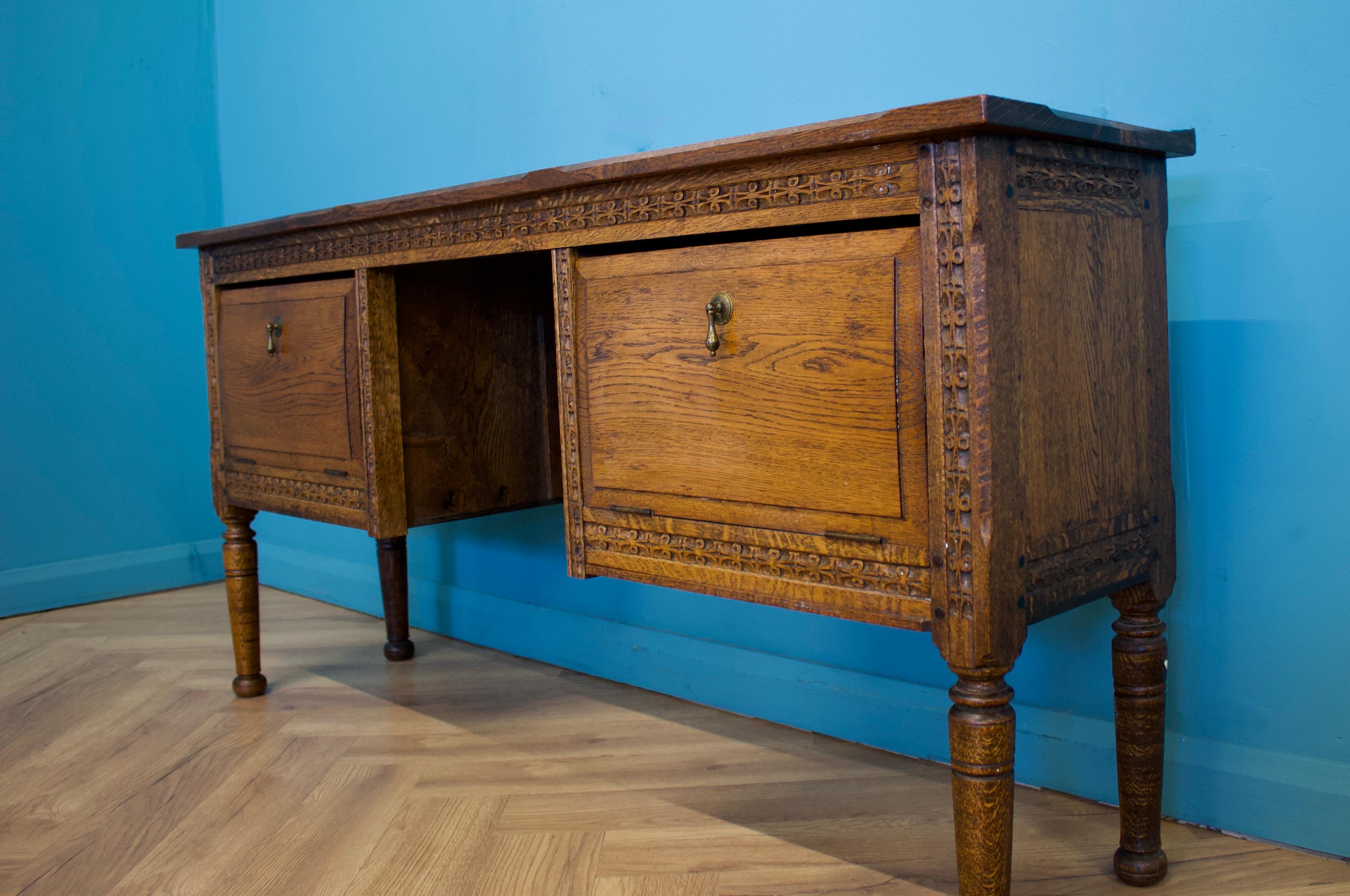 Antique Carved Oak Side Table or Sideboard, 19th Century Bon état - En vente à South Shields, GB