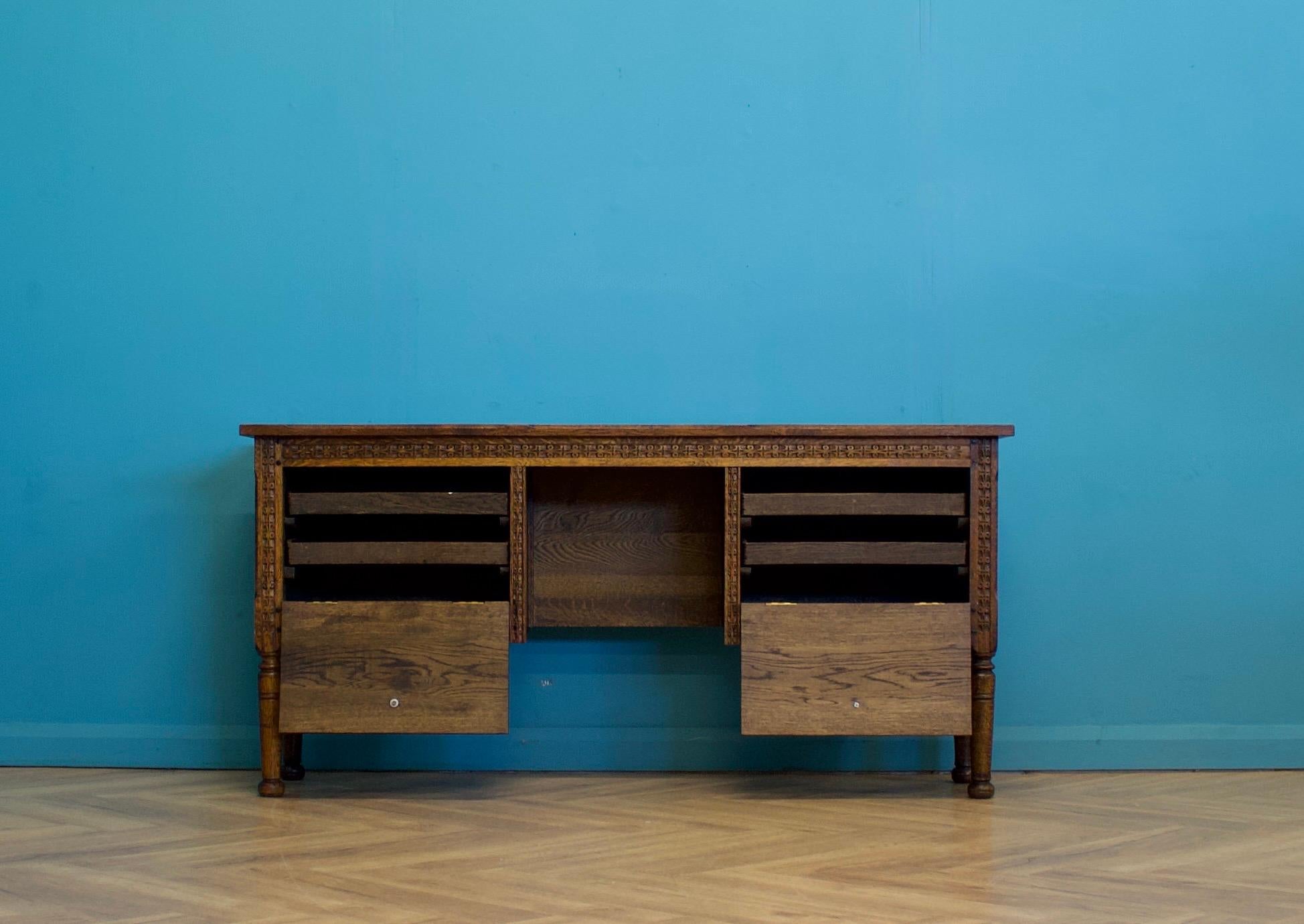 XIXe siècle Antique Carved Oak Side Table or Sideboard, 19th Century en vente