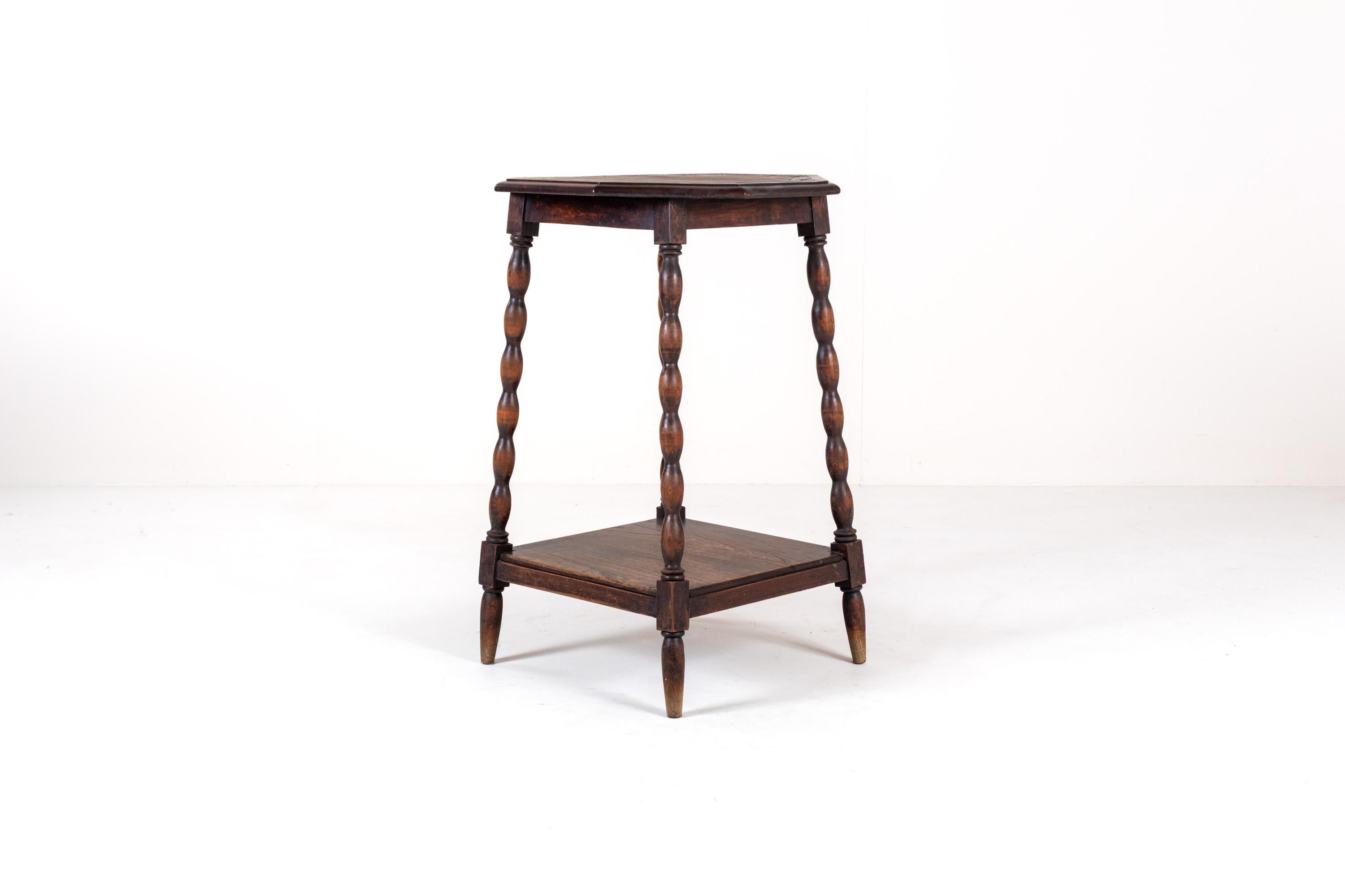 Néerlandais Table d'appoint ancienne en chêne sculpté à pieds torsadés en orge, début du 20e siècle en vente