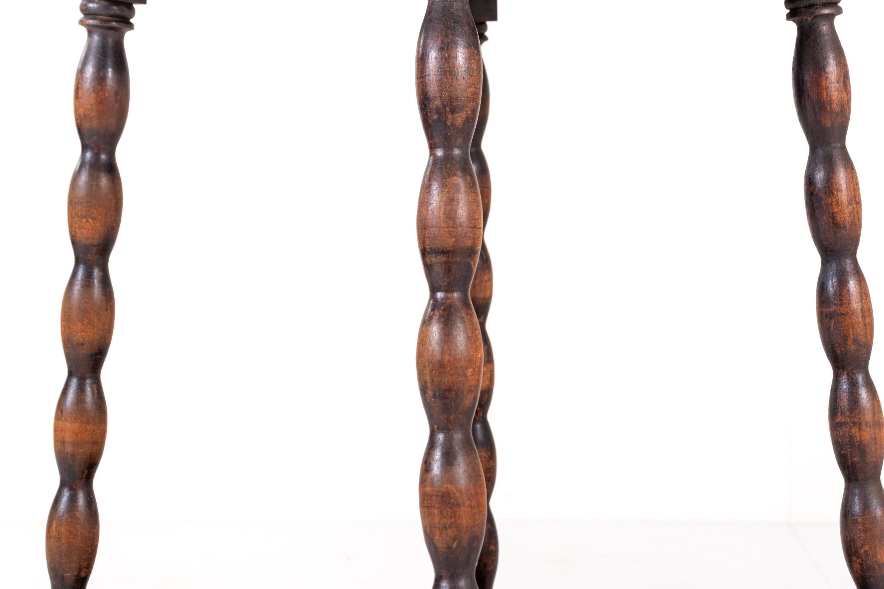 Table d'appoint ancienne en chêne sculpté à pieds torsadés en orge, début du 20e siècle Bon état - En vente à BERKEL EN RODENRIJS, NL