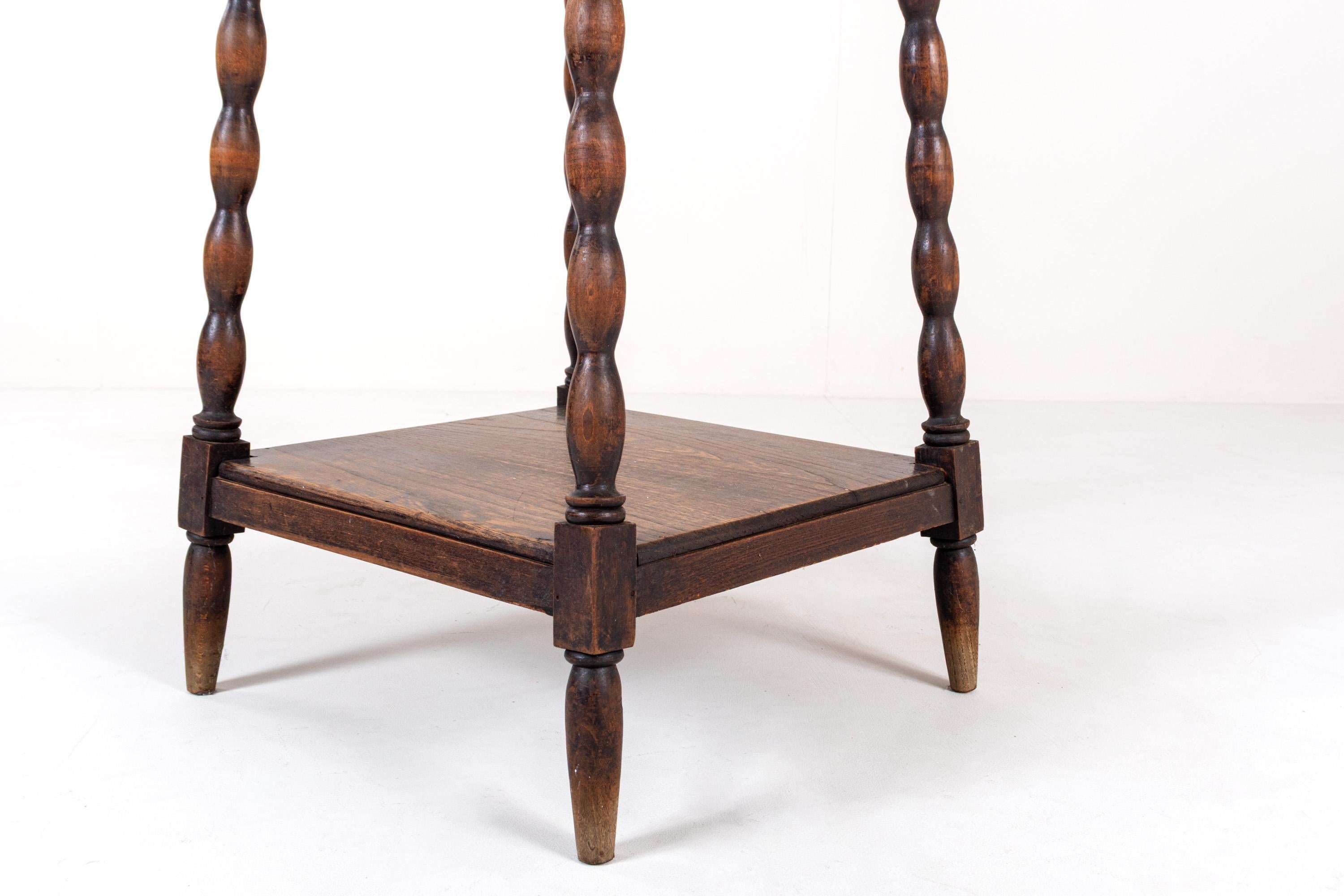 Début du 20ème siècle Table d'appoint ancienne en chêne sculpté à pieds torsadés en orge, début du 20e siècle en vente