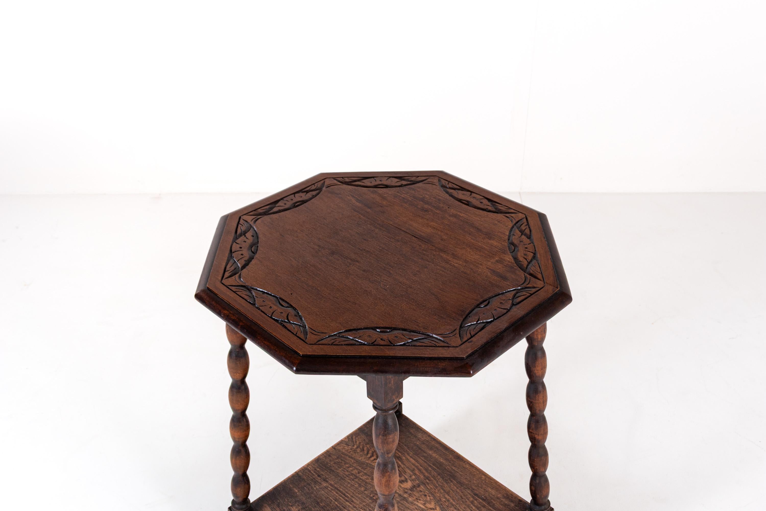 Chêne Table d'appoint ancienne en chêne sculpté à pieds torsadés en orge, début du 20e siècle en vente