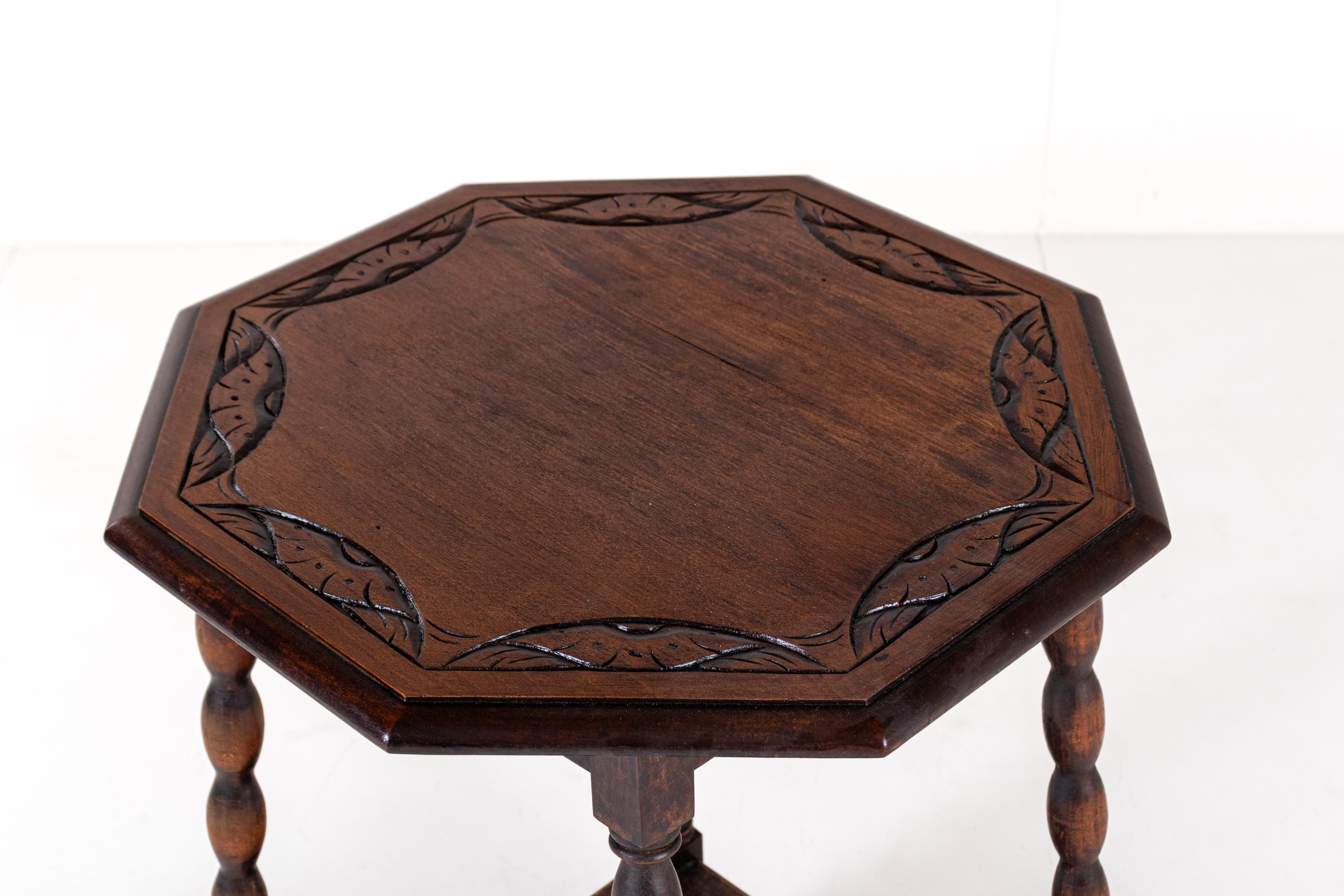 Table d'appoint ancienne en chêne sculpté à pieds torsadés en orge, début du 20e siècle en vente 1
