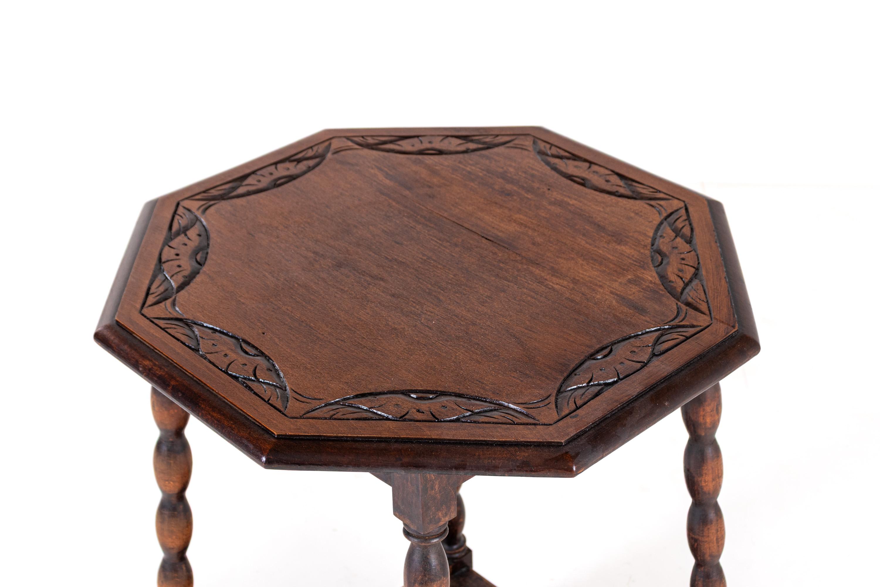 Table d'appoint ancienne en chêne sculpté à pieds torsadés en orge, début du 20e siècle en vente 2