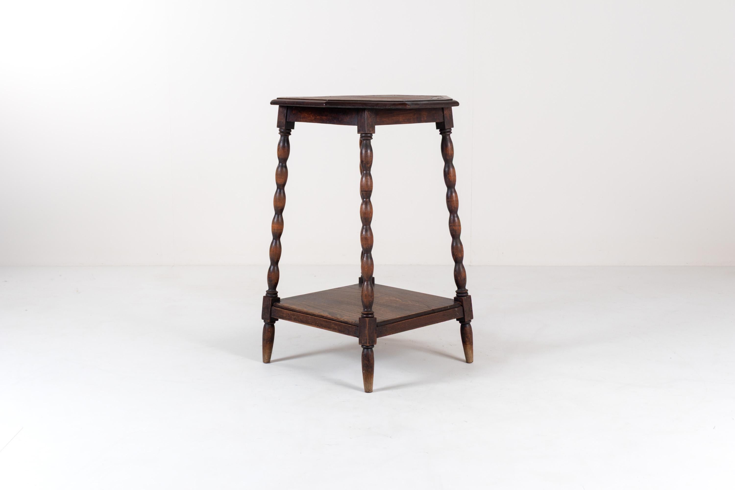 Table d'appoint ancienne en chêne sculpté à pieds torsadés en orge, début du 20e siècle en vente 3