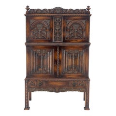 Buffet ancien en chêne sculpté à deux portes de style jacobéen pour armoire et crémaillère