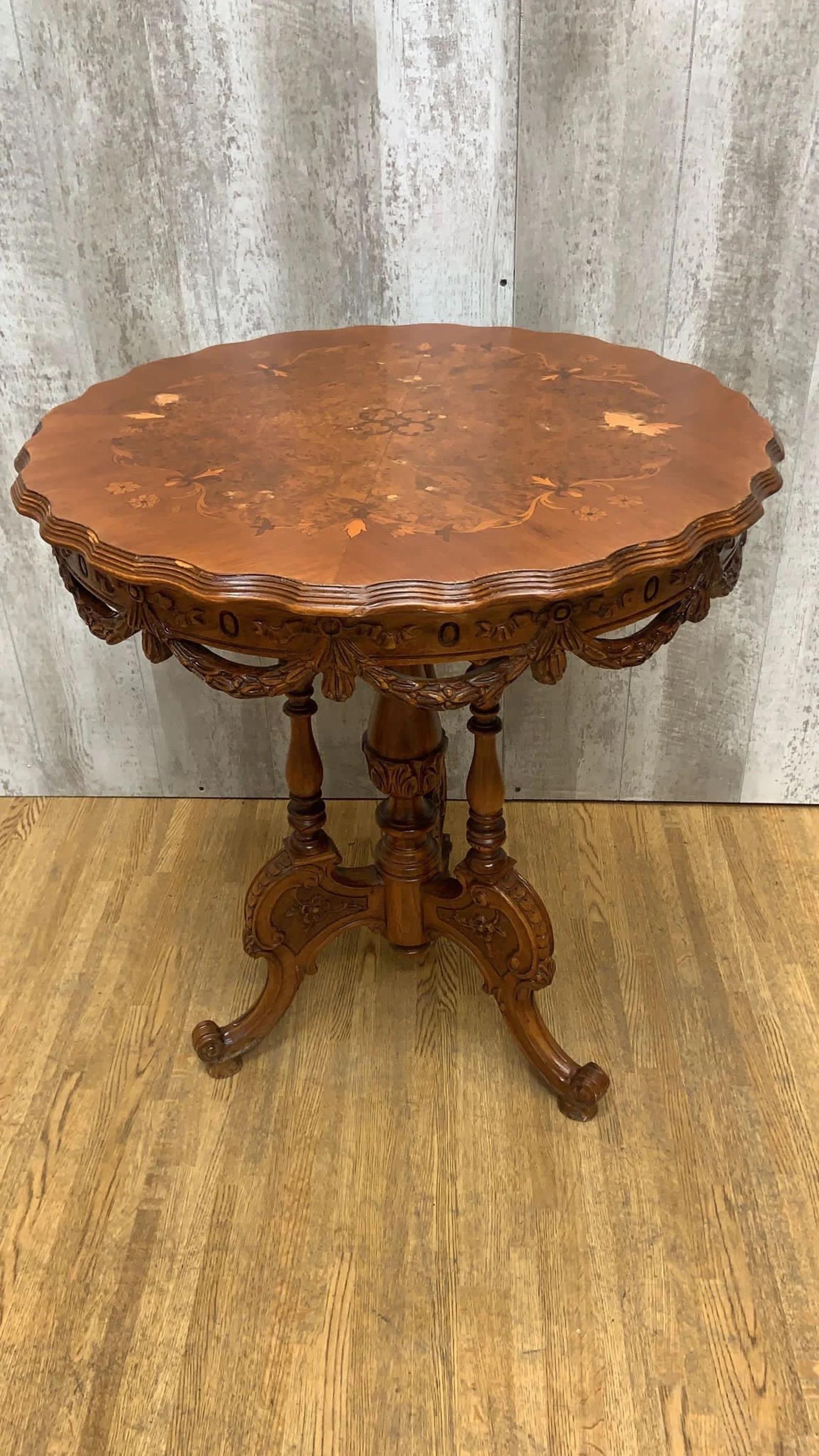 Ancienne table d'appoint sculptée et ornée

Magnifique table d'appoint ancienne sculptée sur trois pieds sculptés.

Vers la fin du 19e siècle

Dimensions :

H : 29