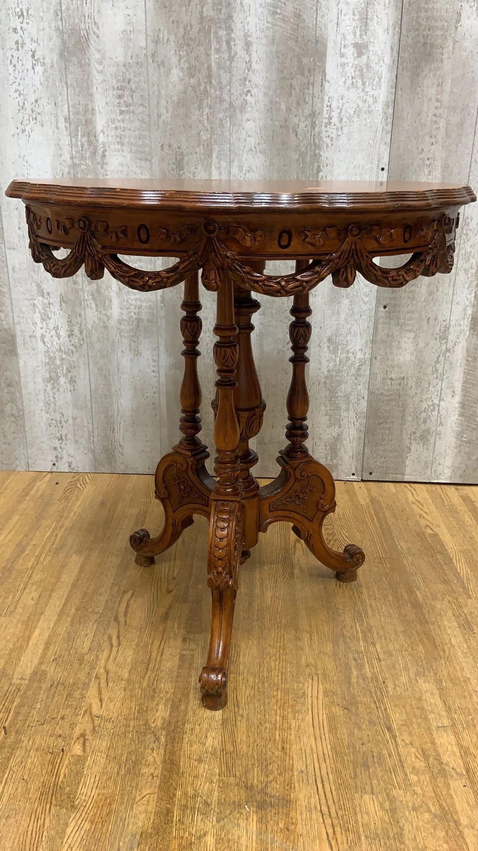 Victorien Ancienne table d'appoint sculptée et ornée en vente