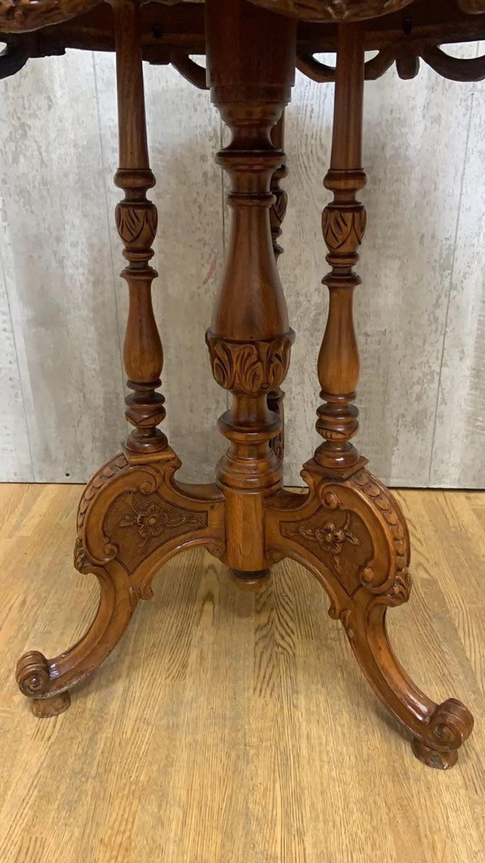 Inconnu Ancienne table d'appoint sculptée et ornée en vente