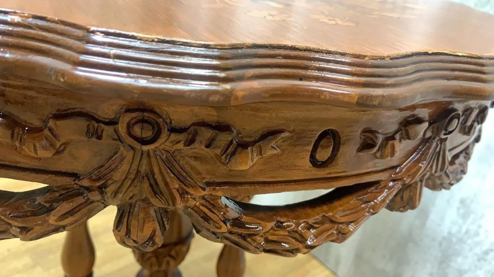 Ancienne table d'appoint sculptée et ornée Bon état - En vente à Chicago, IL
