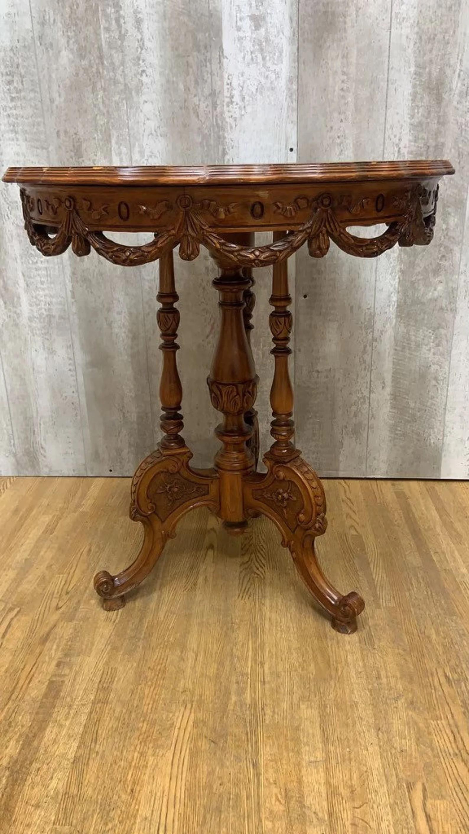 XIXe siècle Ancienne table d'appoint sculptée et ornée en vente