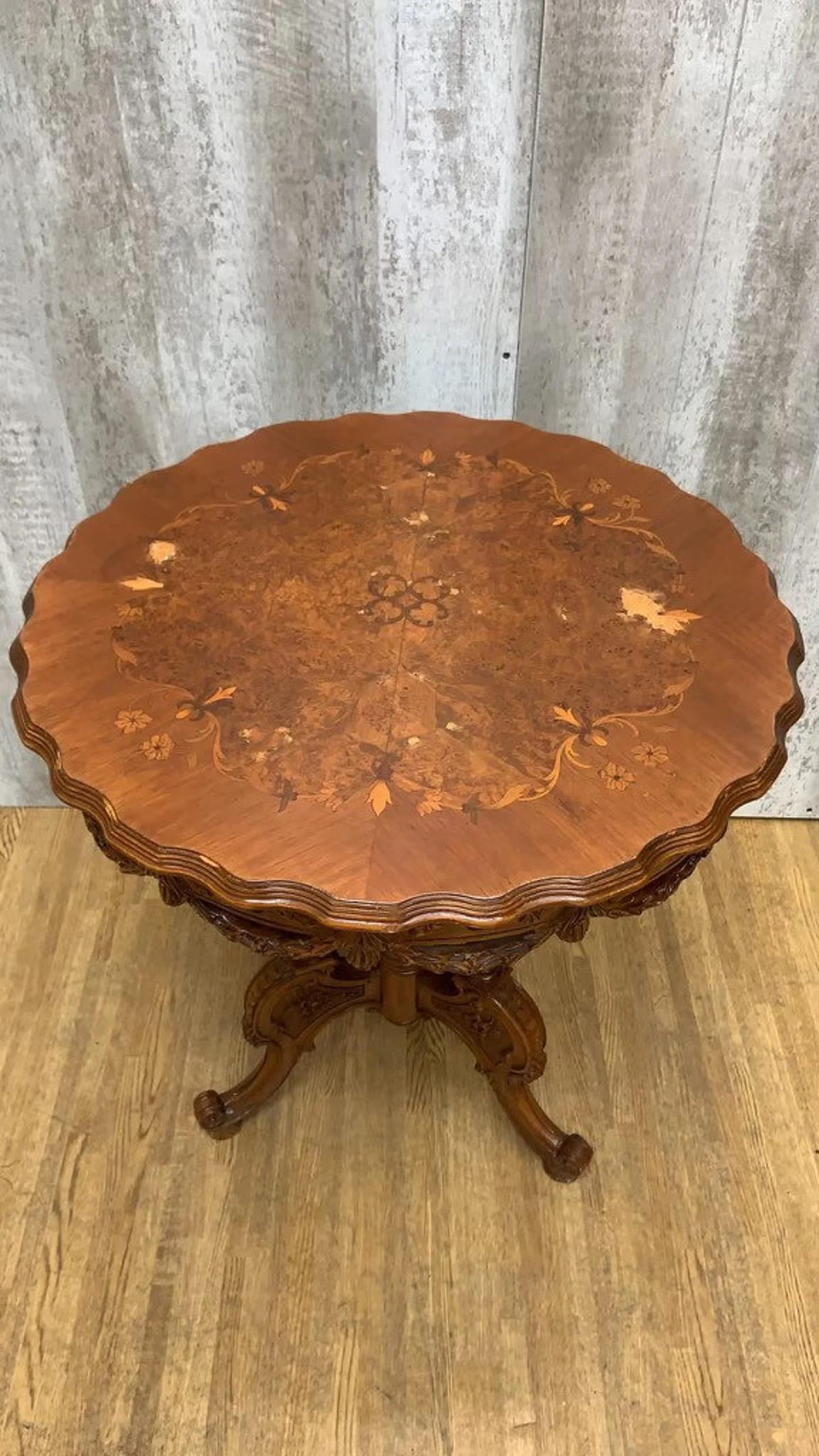 Bois Ancienne table d'appoint sculptée et ornée en vente