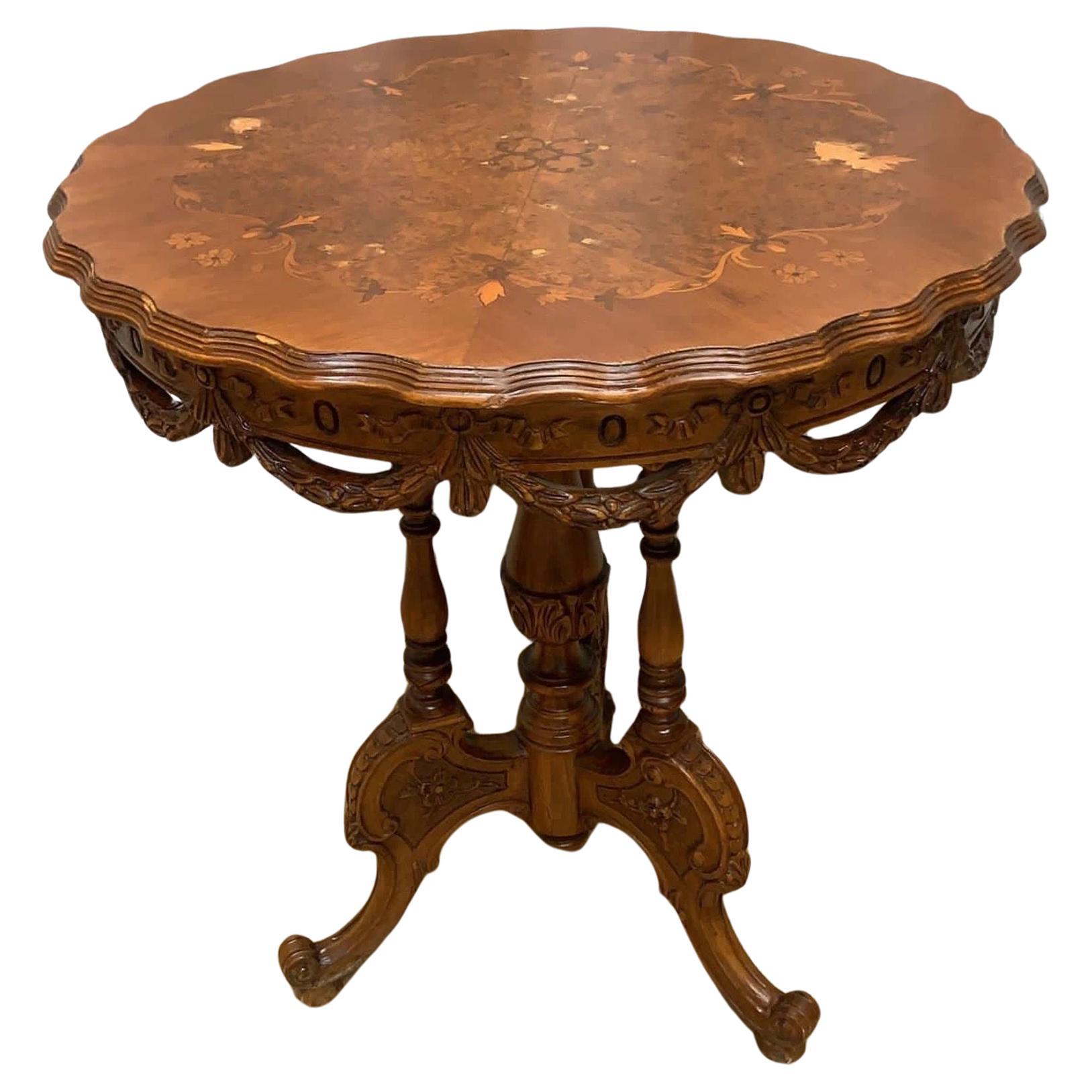 Mesa auxiliar ornamentada tallada antigua
