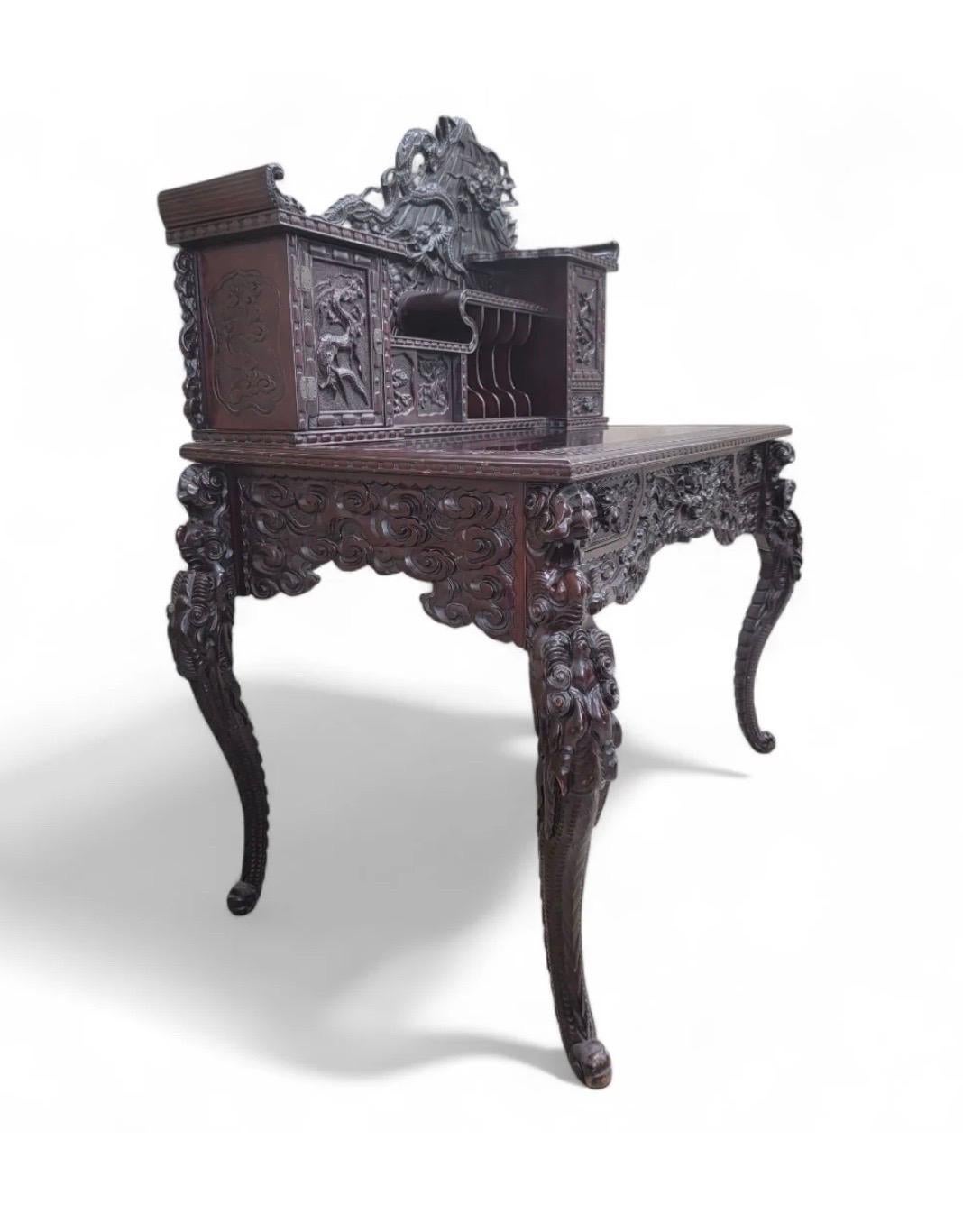 Antiguo juego de escritorio y silla de palisandro duro de exportación japonés tallado y ornamentado en venta 4