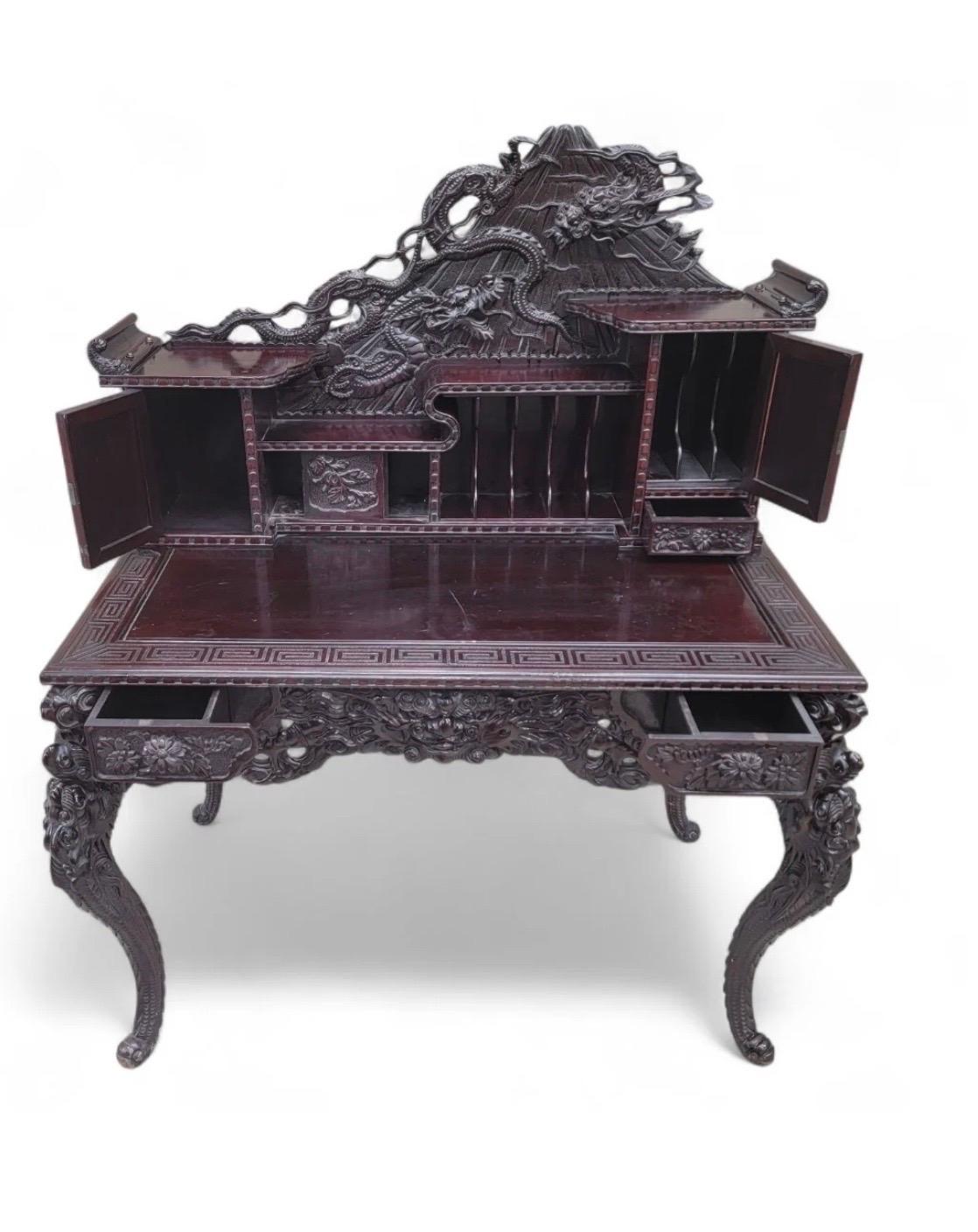 Antiguo juego de escritorio y silla de palisandro duro de exportación japonés tallado y ornamentado en venta 5