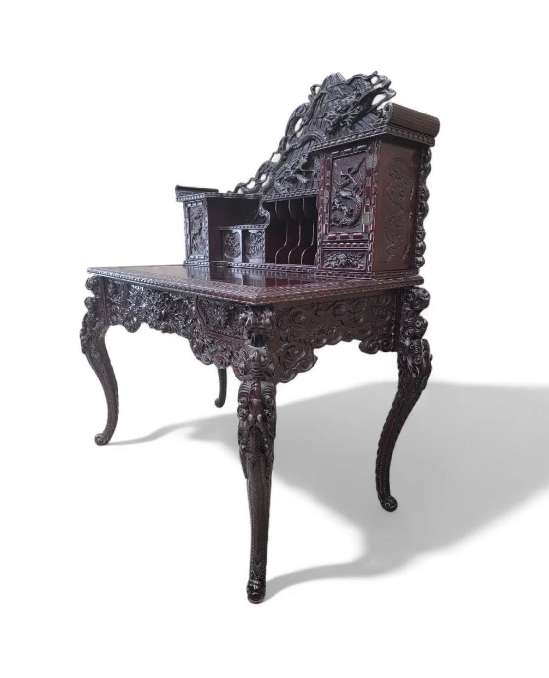 Antiguo juego de escritorio y silla de palisandro duro de exportación japonés tallado y ornamentado en venta 6