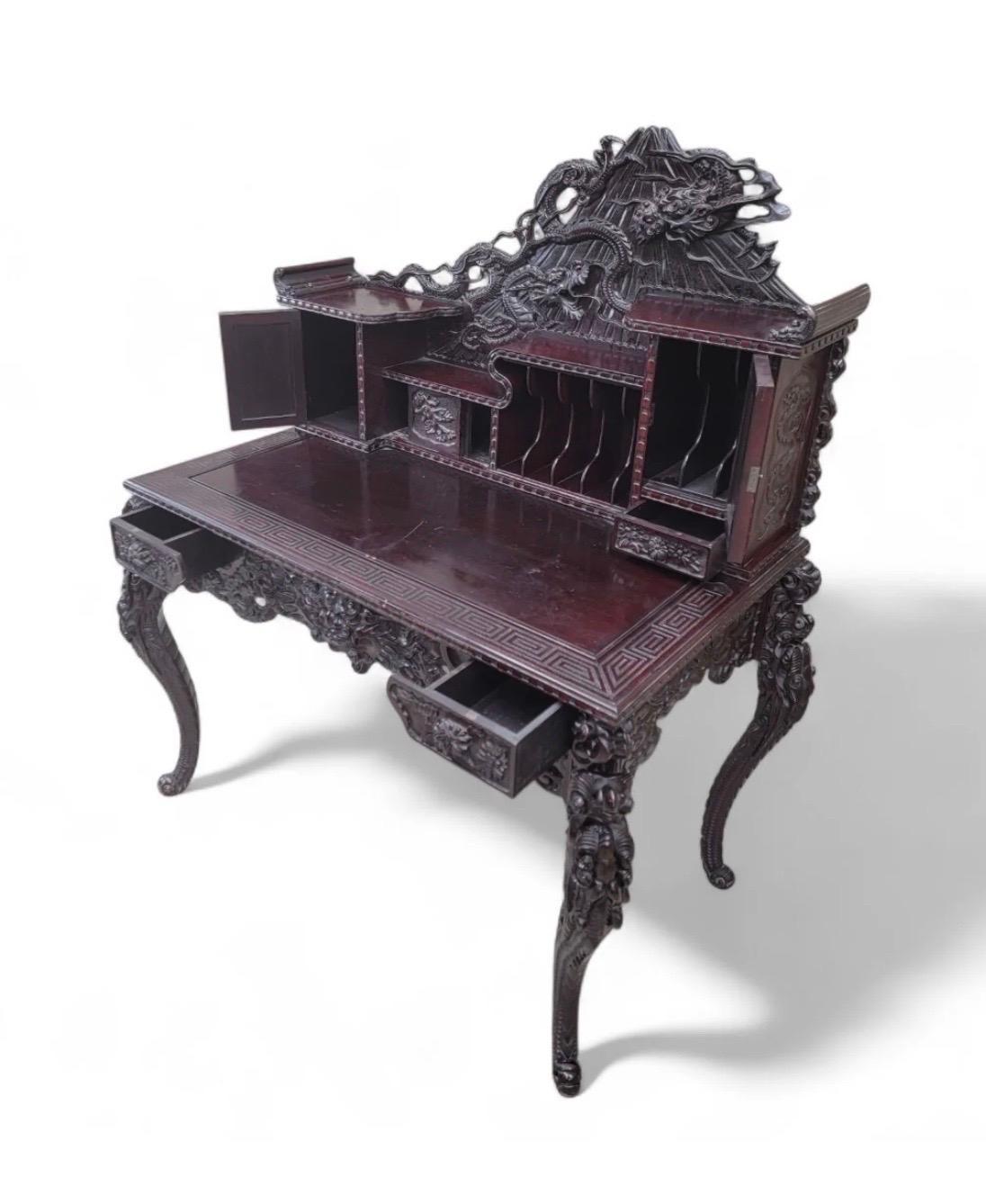 Antiguo juego de escritorio y silla de palisandro duro de exportación japonés tallado y ornamentado en venta 7