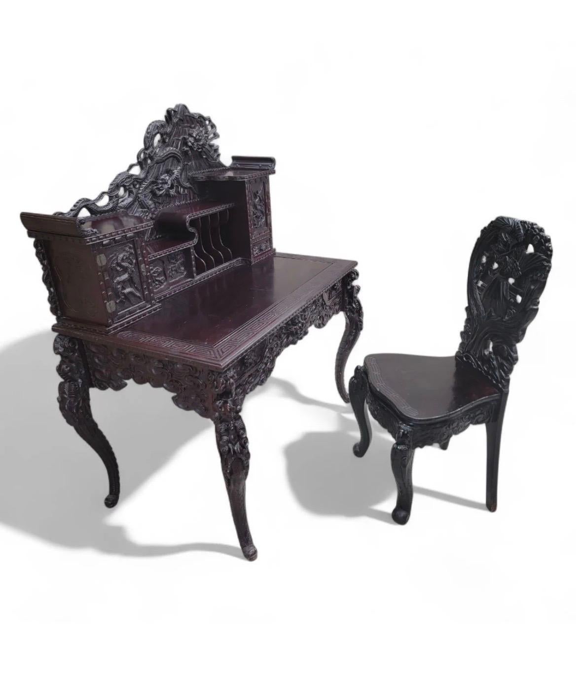 Antiguo juego de escritorio y silla de palisandro duro de exportación japonés tallado y ornamentado en venta 8