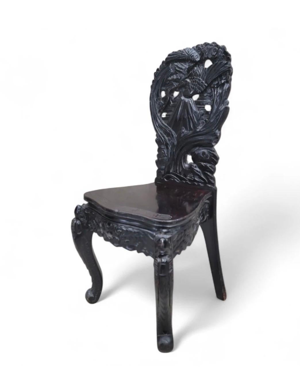 Antiguo juego de escritorio y silla de palisandro duro de exportación japonés tallado y ornamentado Japonés en venta