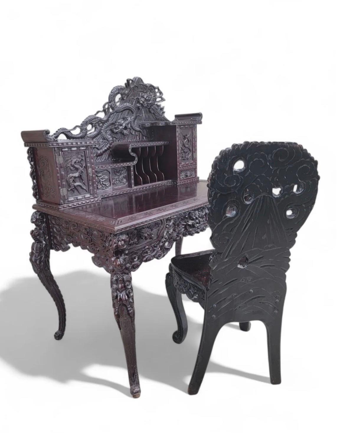 Antiguo juego de escritorio y silla de palisandro duro de exportación japonés tallado y ornamentado siglo XX en venta