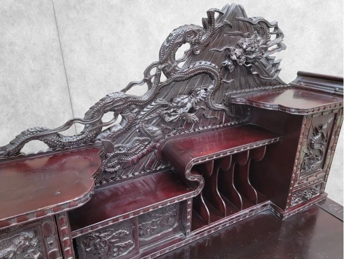 Antiguo juego de escritorio y silla de palisandro duro de exportación japonés tallado y ornamentado Palo de rosa en venta