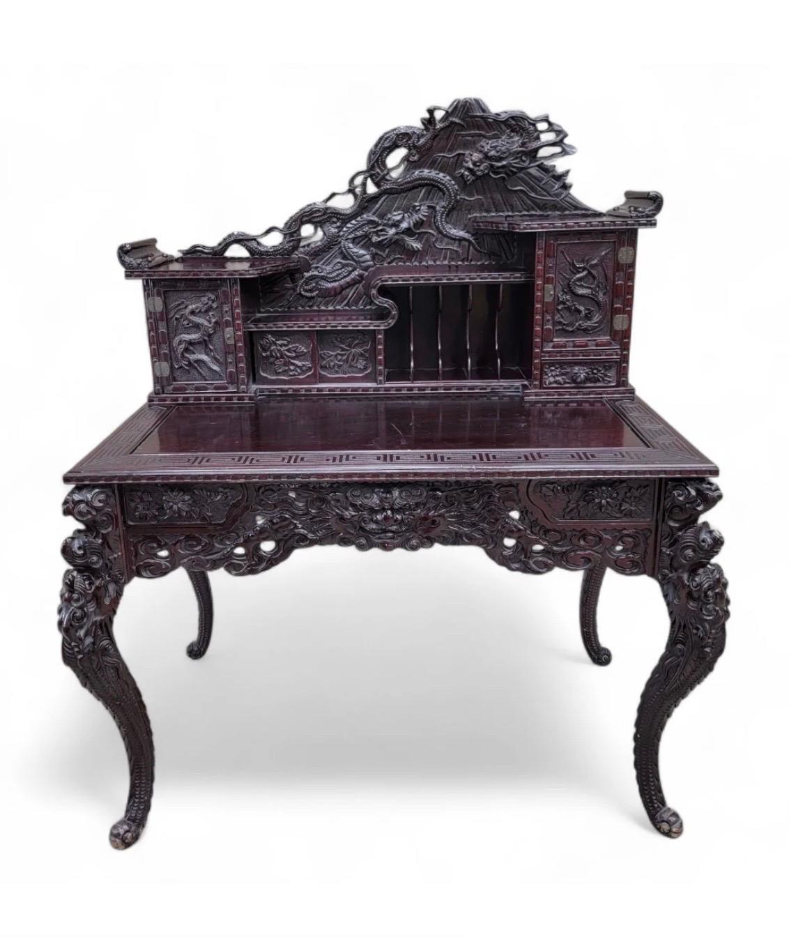 Antiguo juego de escritorio y silla de palisandro duro de exportación japonés tallado y ornamentado en venta 1