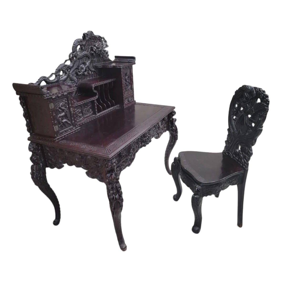 Antiguo juego de escritorio y silla de palisandro duro de exportación japonés tallado y ornamentado en venta