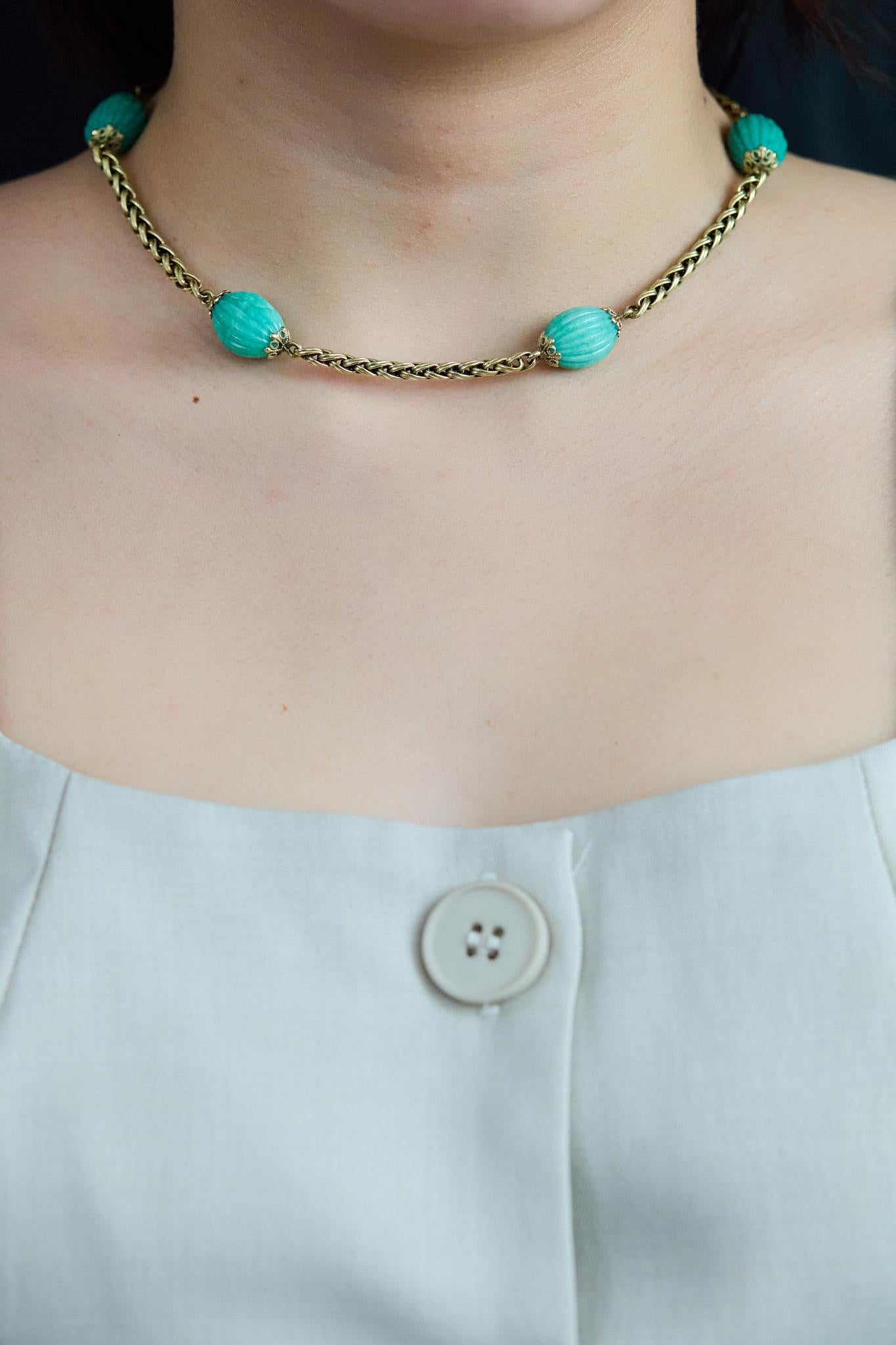 Rétro Collier ancien en or jaune avec turquoise ovale sculptée en vente