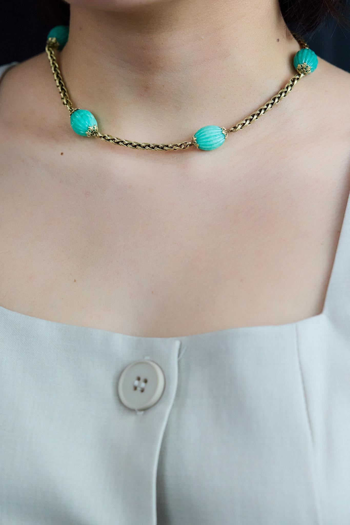 Taille ovale Collier ancien en or jaune avec turquoise ovale sculptée en vente