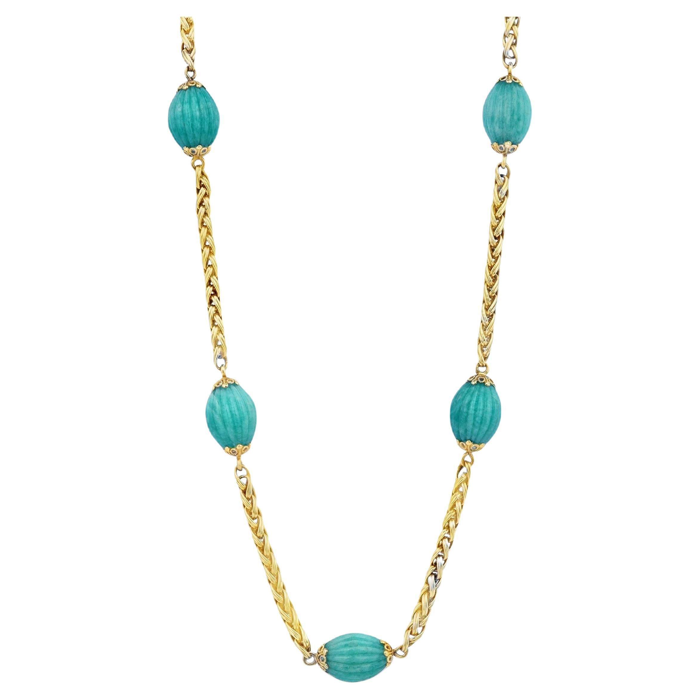 Collana antica di turchese ovale intagliato in oro giallo