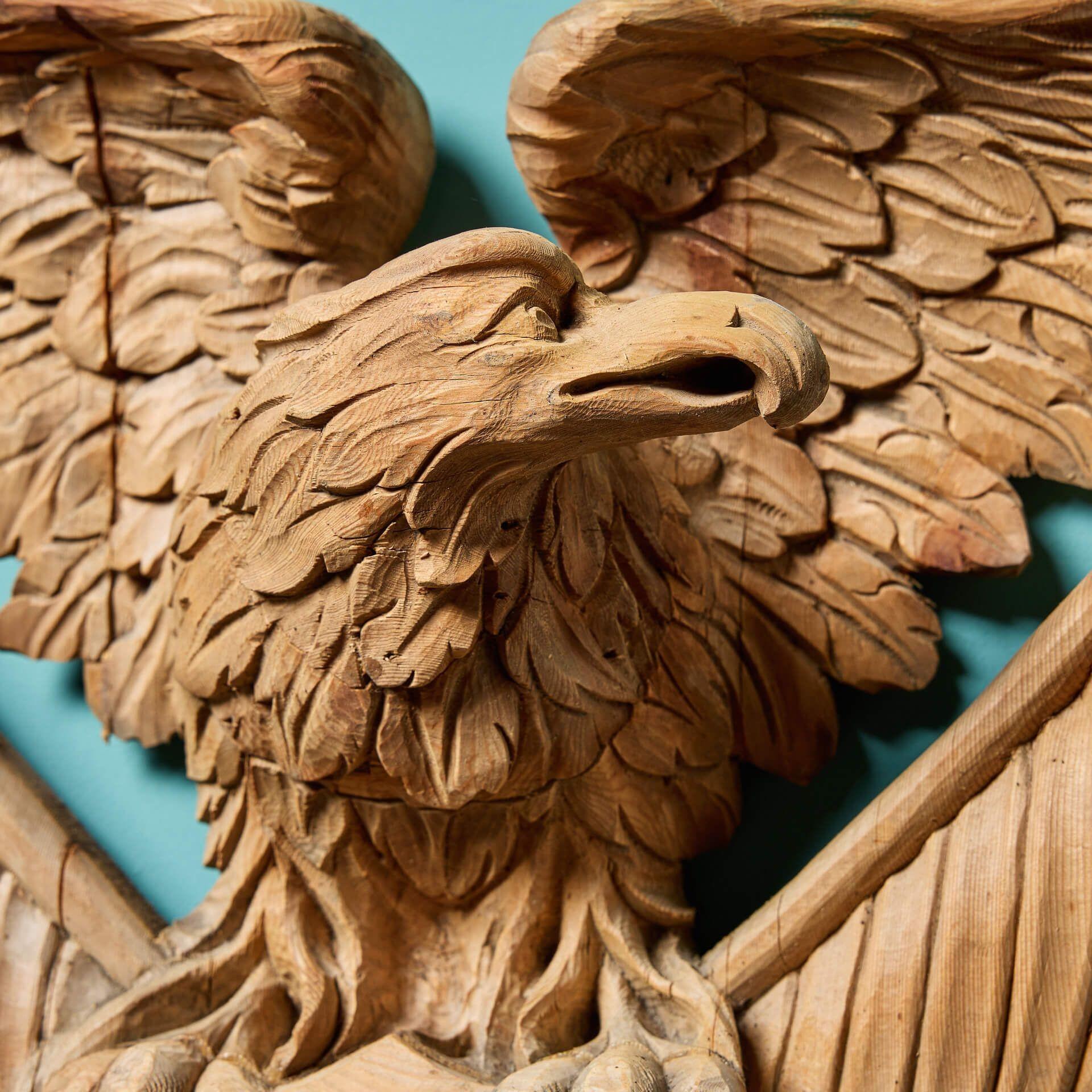 Empire américain Ancien aigle américain sculpté avec bouclier en vente
