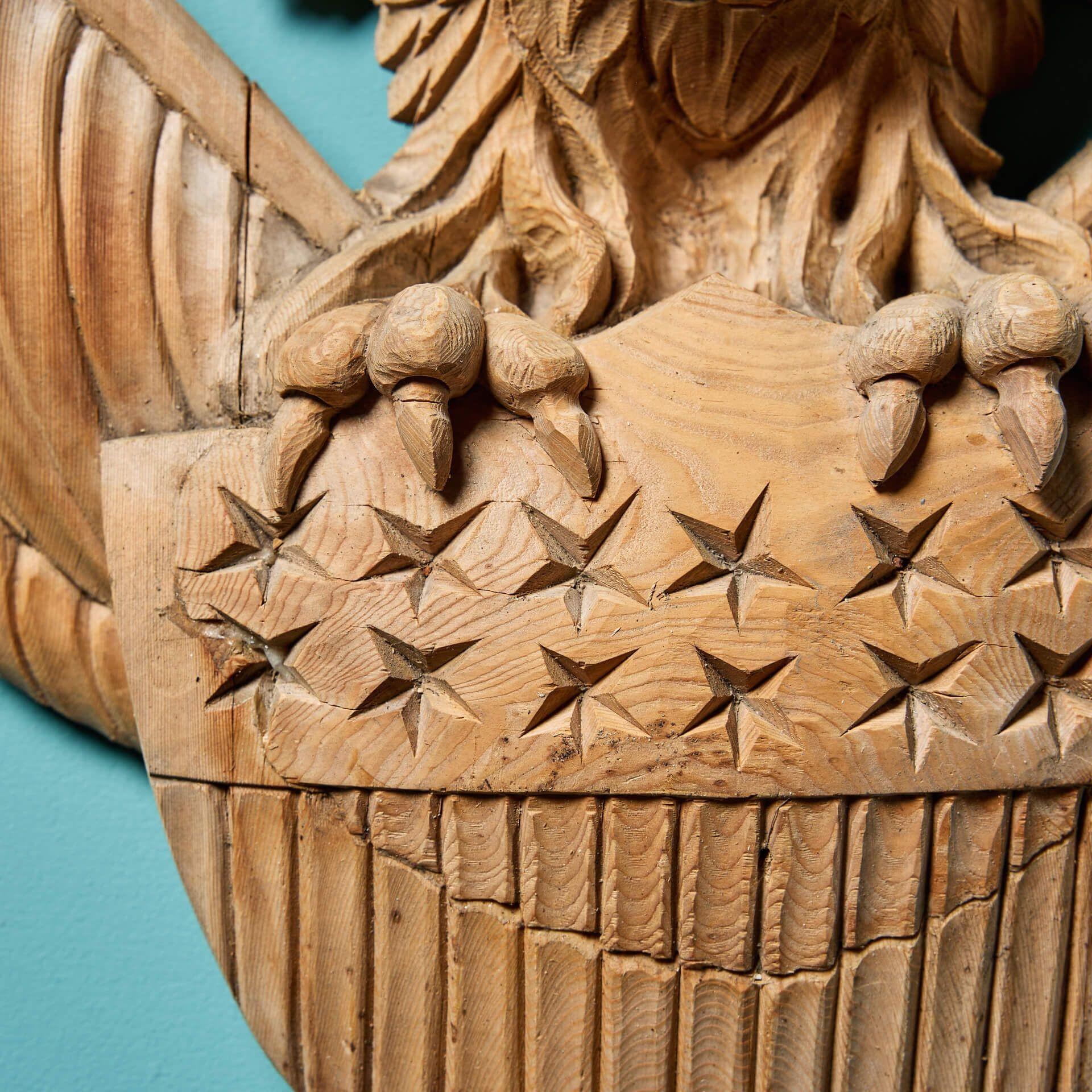 Américain Ancien aigle américain sculpté avec bouclier en vente
