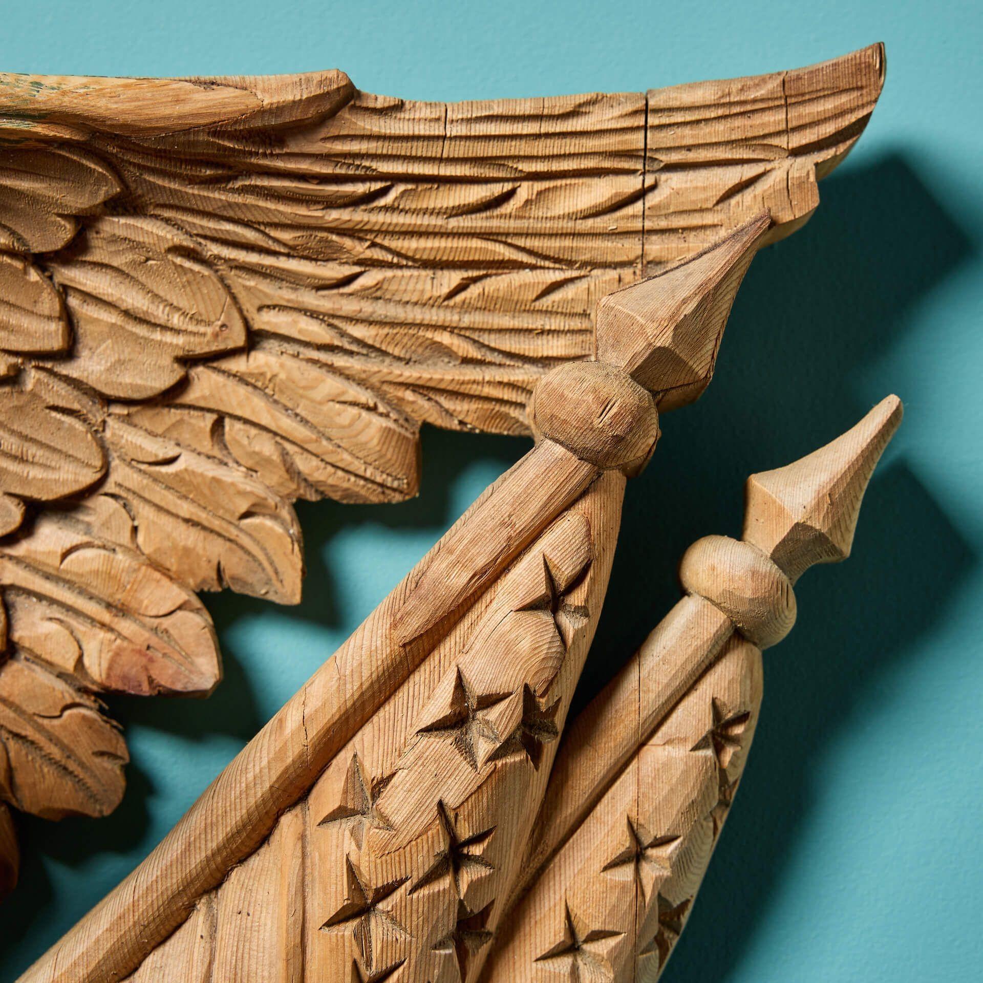 Sculpté à la main Ancien aigle américain sculpté avec bouclier en vente