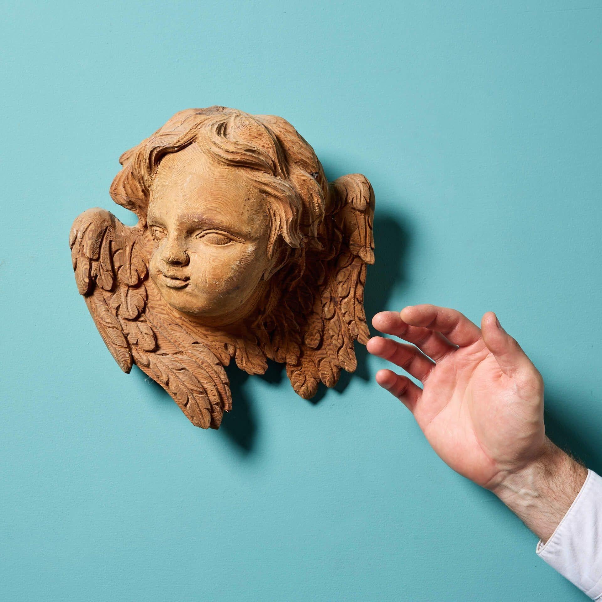 Un chérubin antique en pin sculpté en guise de suspension murale.

Cette sculpture italienne ferait une présentation murale à la fois intrigante et frappante dans toute propriété d'époque.

Réalisée en pin, cette sculpture de style Renaissance